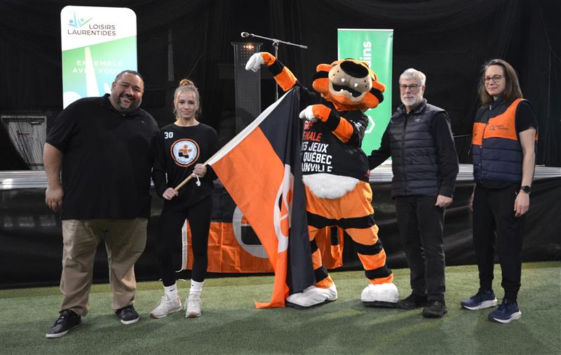 Le chef de mission, Alexandre Savoie, la porte-drapeau Camille Perreault, la mascotte Loran Tigg, le président de Loisirs Laurentides, Michael Leduc et la marraine de la délégation des Laurentides, Joliane Melançon. / Photo: gracieuseté
