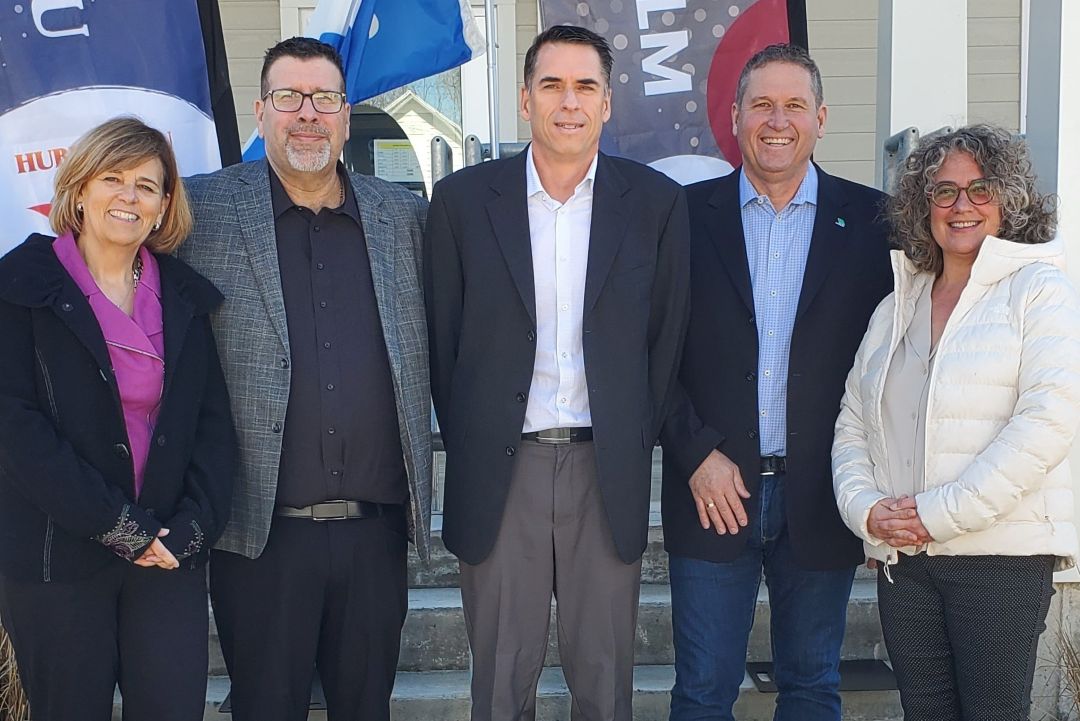 La députée de Labelle Chantale Jeannotte, le maire Benoit Chevalier d’Huberdeau, le directeur général des deux municipalités Michael Doyle, le maire Steven Larose de Montcalm et la députée d’Argenteuil Agnès Grondin. / Photo: gracieuseté