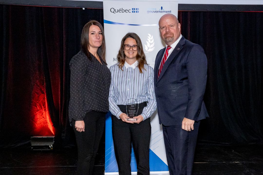 La directrice adjointe du continuum santé mentale ambulatoire adulte, services psychosociaux généraux adultes et dossiers transversaux du CISSS des Laurentides, Noémie Lacombe, la coordonnatrice des services psychosociaux généraux adulte et dossiers transversaux du même établissement, Audrey Larocque accompagnées par le ministre de la Sécurité publique, Ian Lafrenière.