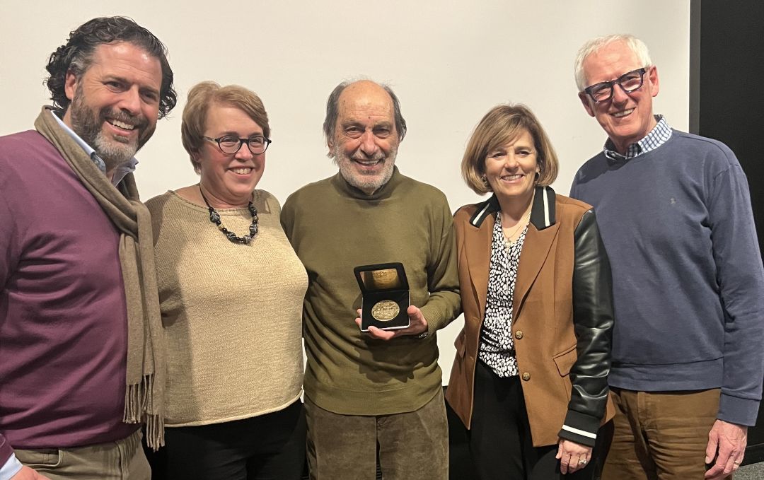 Yves Bienvenu est entouré du maire Pascal De Bellefeuille, d’Heather Johnston (directrice du Domaine), de la députée Chantale Jeannotte et de François Marcoux, président sortant de la Fiducie du Domaine St-Bernard. / Photo: gracieuseté
