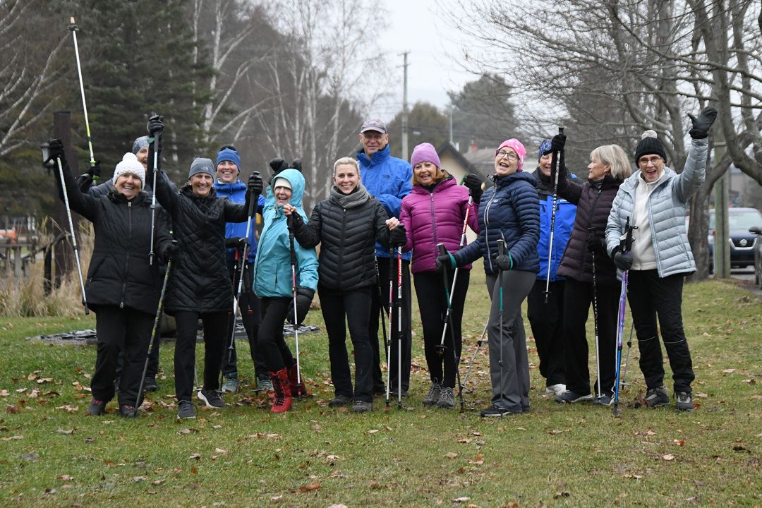 Activité de marche nordique organisée par la kinésiologue Judith Lalonde à Mont-Tremblant. / Photo: Jean-Marie Savard