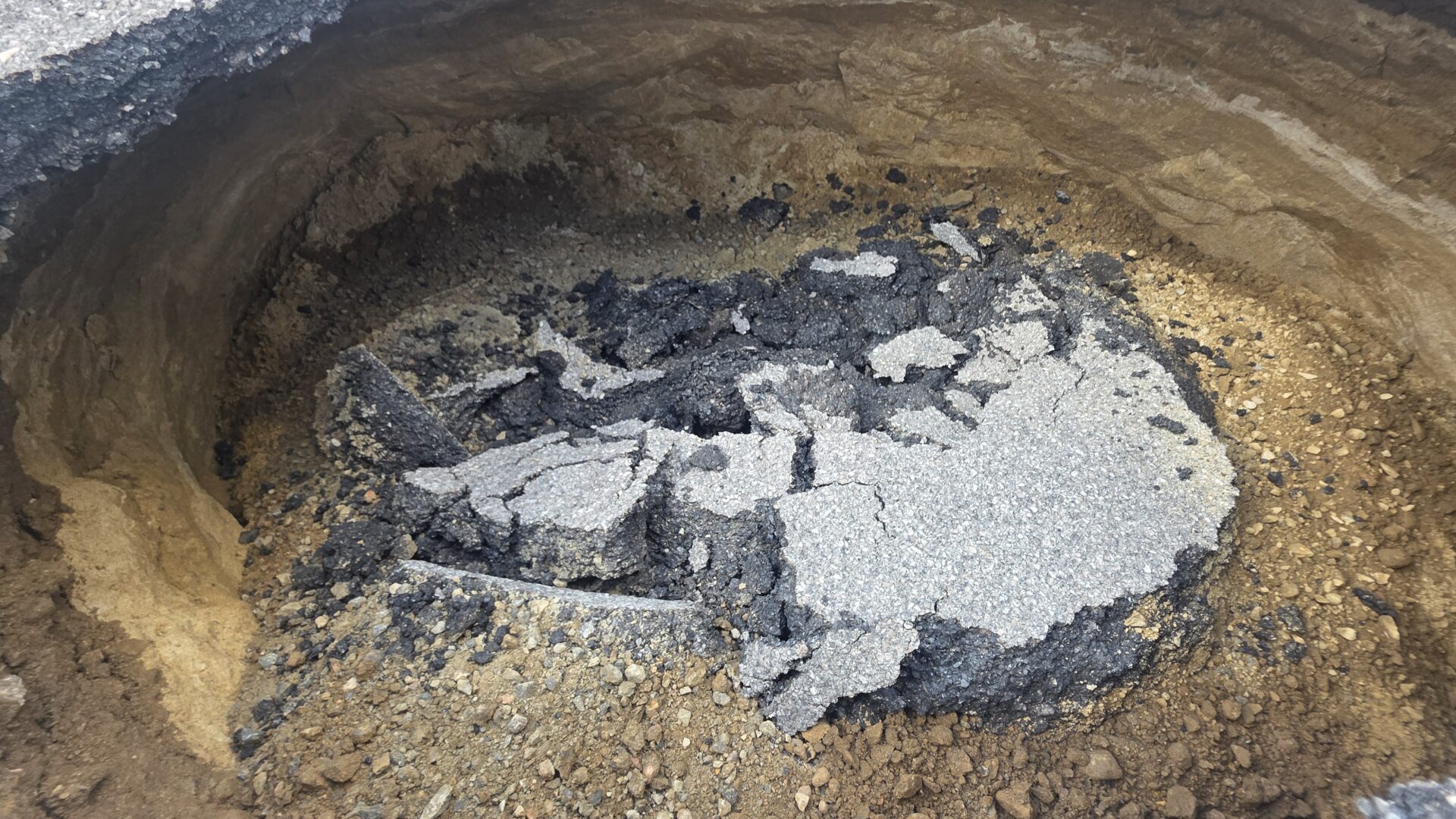 L'un des trous dans la chaussée de la route 117 près du km 138 à Labelle. Photo gracieuseté Kevy Crousset