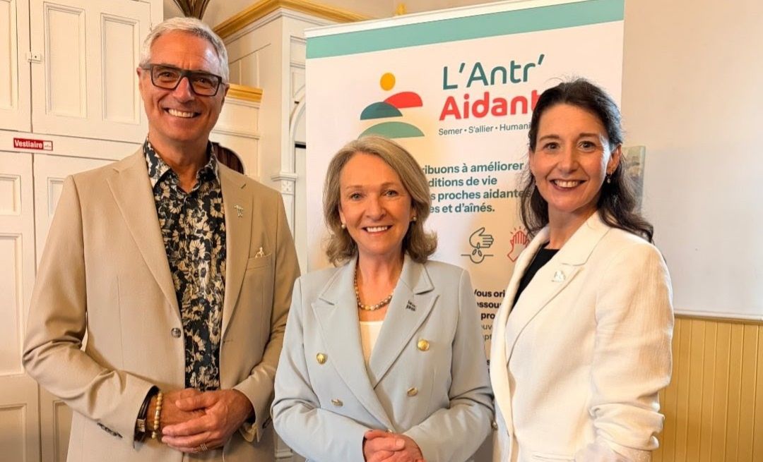 Dans l’ordre habituel : Luc Martel, maire de Saint-Sauveur, Sonia Bélanger, ministre de la Santé, ministre responsable des aînés et des proches aidants et députée de Prévost, Julie Gravel, directrice générale de L'Antr'Aidant et membre du conseil de Proche Aidance Québec. / Photo: Hugo Joli