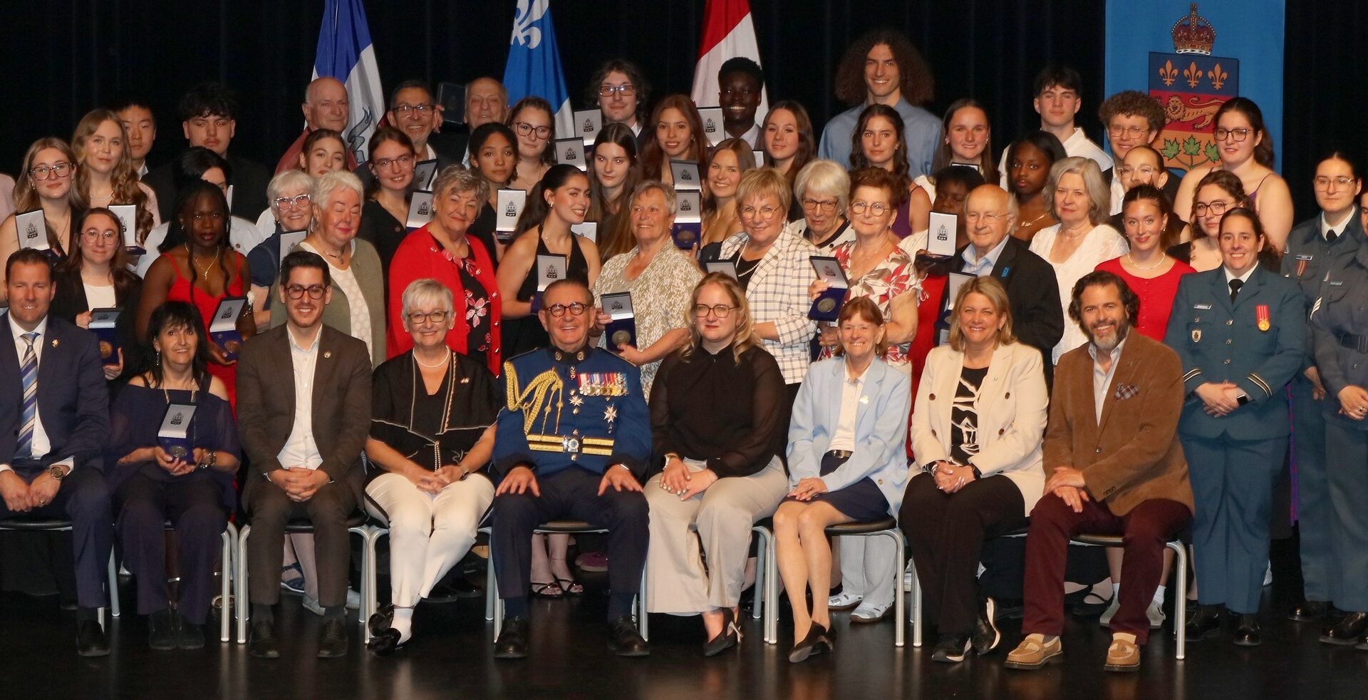 Les récipiendaires des Médailles de la Lieutenante-gouverneure du Québec honorés lors de la cérémonie de remise tenue à l’École polyvalente Saint-Jérôme, le 24 mai 2026. (Groupe CNW/Cabinet de la lieutenante-gouverneure du Québec)