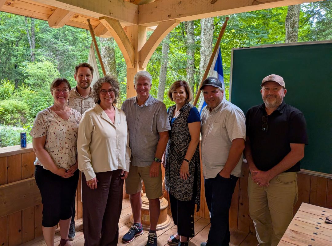 @BV: Dans l’ordre habituel : Kimberly Meyer, préfète suppléante et mairesse de la Municipalité de Lac-Tremblant-Nord, Florian Fussaro, responsable chez Huttopia, Agnès Grondin, députée d’Argenteuil, Marc L’Heureux, préfet de la MRC des Laurentides et maire de la municipalité de Brébeuf, Chantale Jeannotte, députée de Labelle, Frédéric Broué, maire de la Ville de Sainte-Agathe-des-Monts et Chris Winlo des Refuges perchés. / Photo: MRC des Laurentides