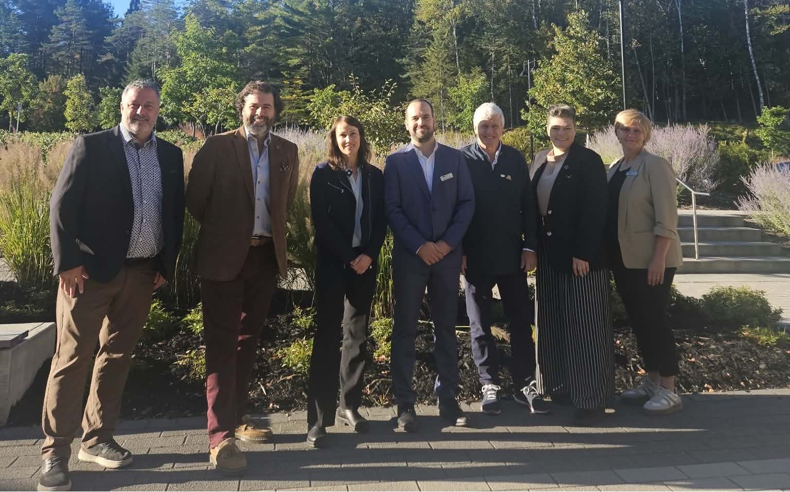 Dans l’ordre habituel : Gabriel Savard, président du conseil d'administration de la Corporation de développement économique, Pascal De Bellefeuille, maire de la Ville de Mont-Tremblant, Catherine Ricard, directrice du Centre collégial de Mont-Tremblant, Guillaume Campeau, directeur général de la Corporation de développement économique, Marc L'Heureux, maire de Brébeuf et préfet de la MRC des Laurentides, Patricia Tremblay, directrice générale du Cégep de Saint-Jérôme et Isabelle Plouffe, conseillère au développement économique de la Corporation de développement économique.