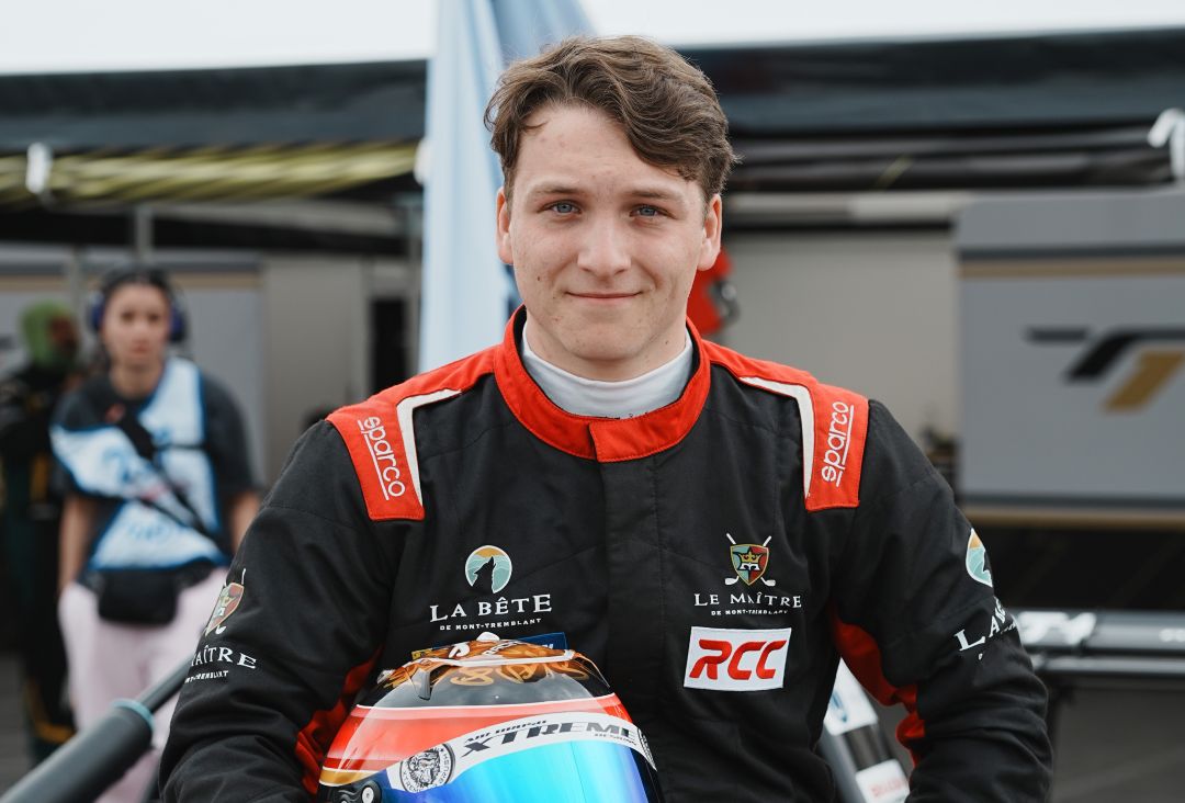 À 21 ans, Antoine Sénéchal, de Mont-Tremblant, poursuit son rêve en course automobile tout en composant avec un diabète de type 1 diagnostiqué à l'âge de 13 ans.