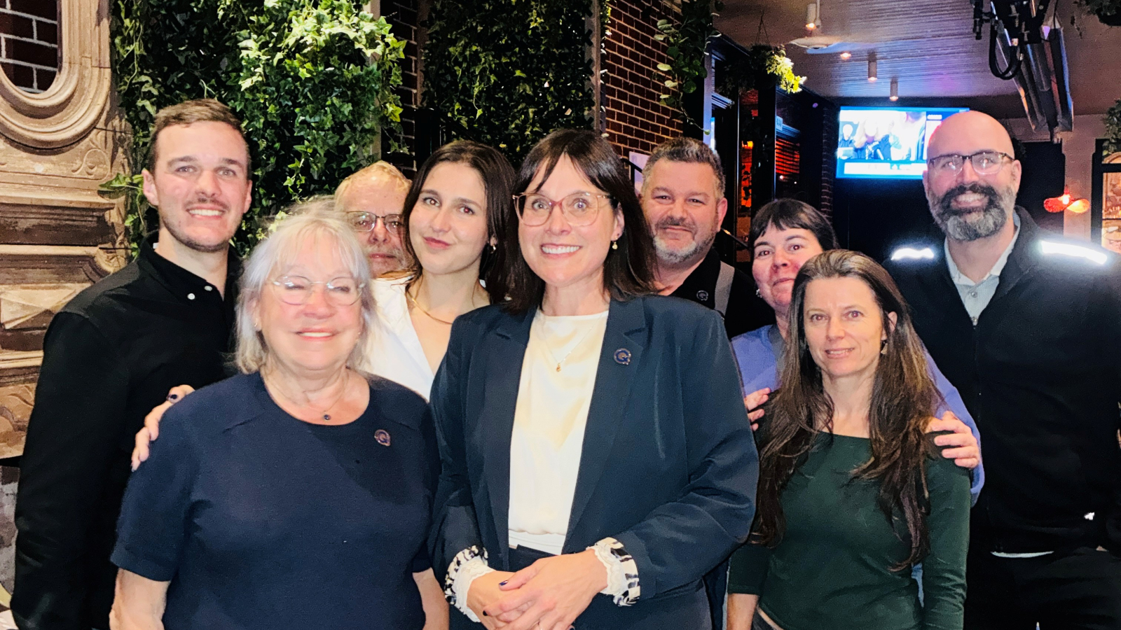 Mme Drouin entourée de sa mère, ses deux filles et des membres de son comité électoral. Photo Médialo - Patrice Francoeur