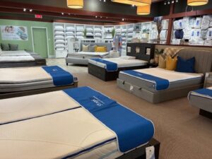 Des matelas en démonstration dans le commerce Au Marché du Lit.