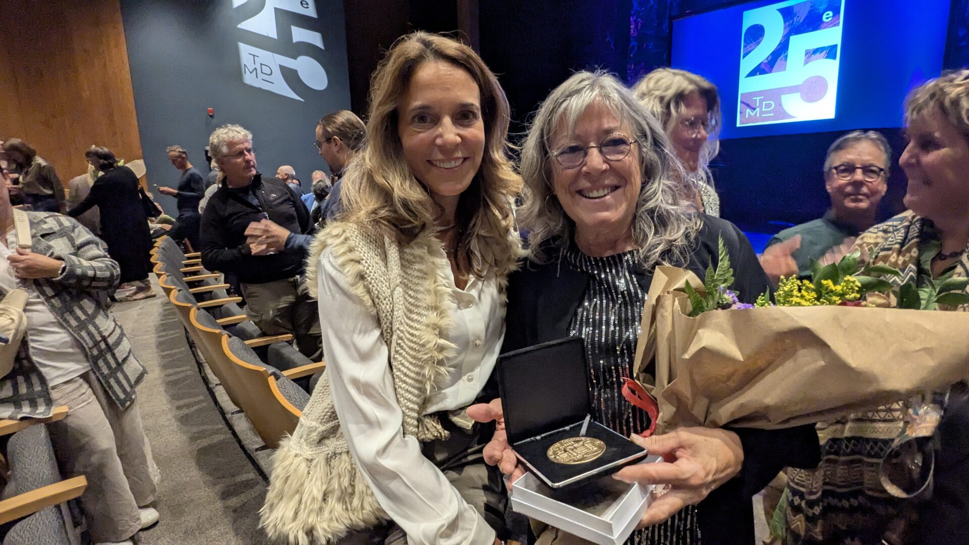 Sonia Piché a reçu la médaille de l’Assemblée nationale des mains de la ministre et députée France-Élaine Duranceau.

(Photo Médialo-Isabelle Houle)
