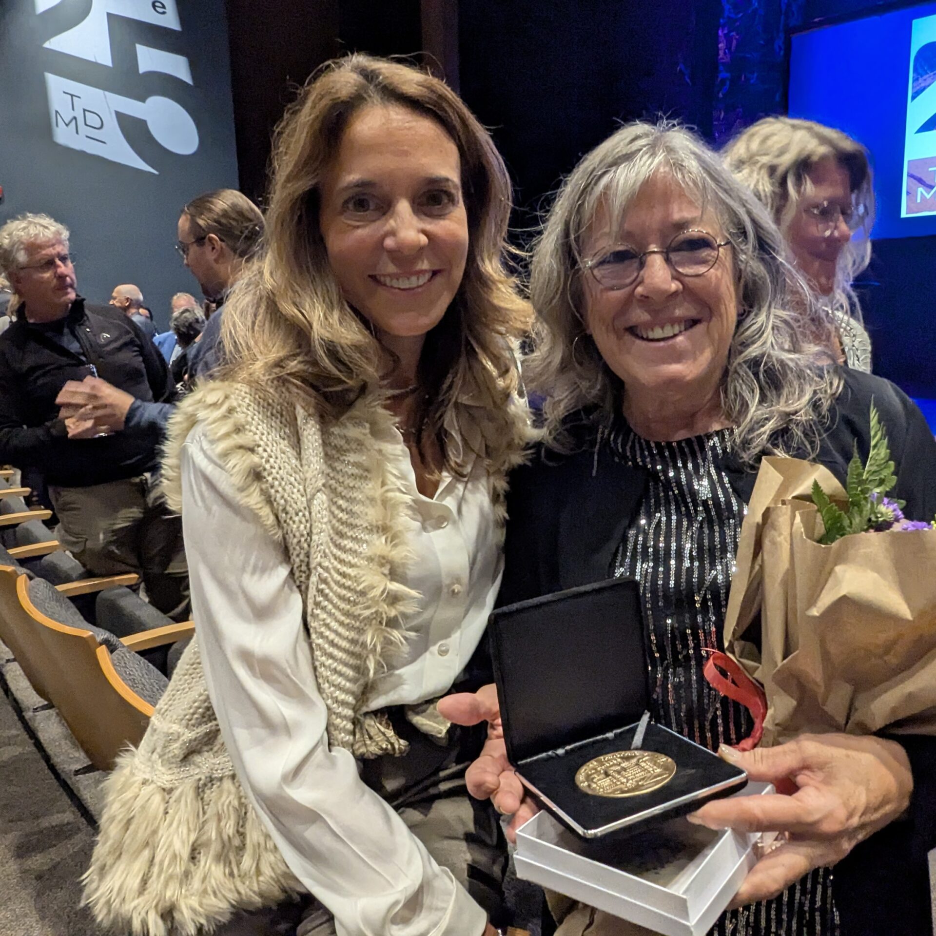 Sonia Piché a reçu la médaille de l’Assemblée nationale des mains de la ministre et députée France-Élaine Duranceau.

(Photo Médialo-Isabelle Houle)
