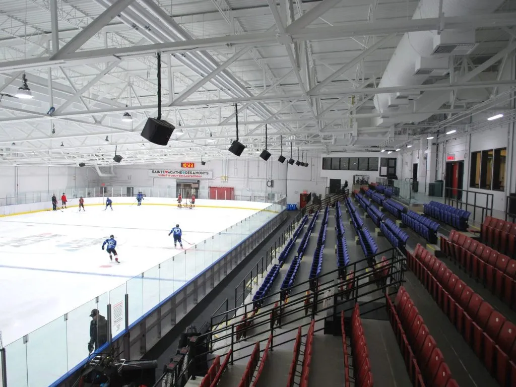 Rénové l’hiver dernier, le centre sportif Damien-Hétu est désormais la maison du HC Sénior Mikes de Sainte-Agathe-des-Monts.
(Photo Médialo – Gabrielle Sarthou)