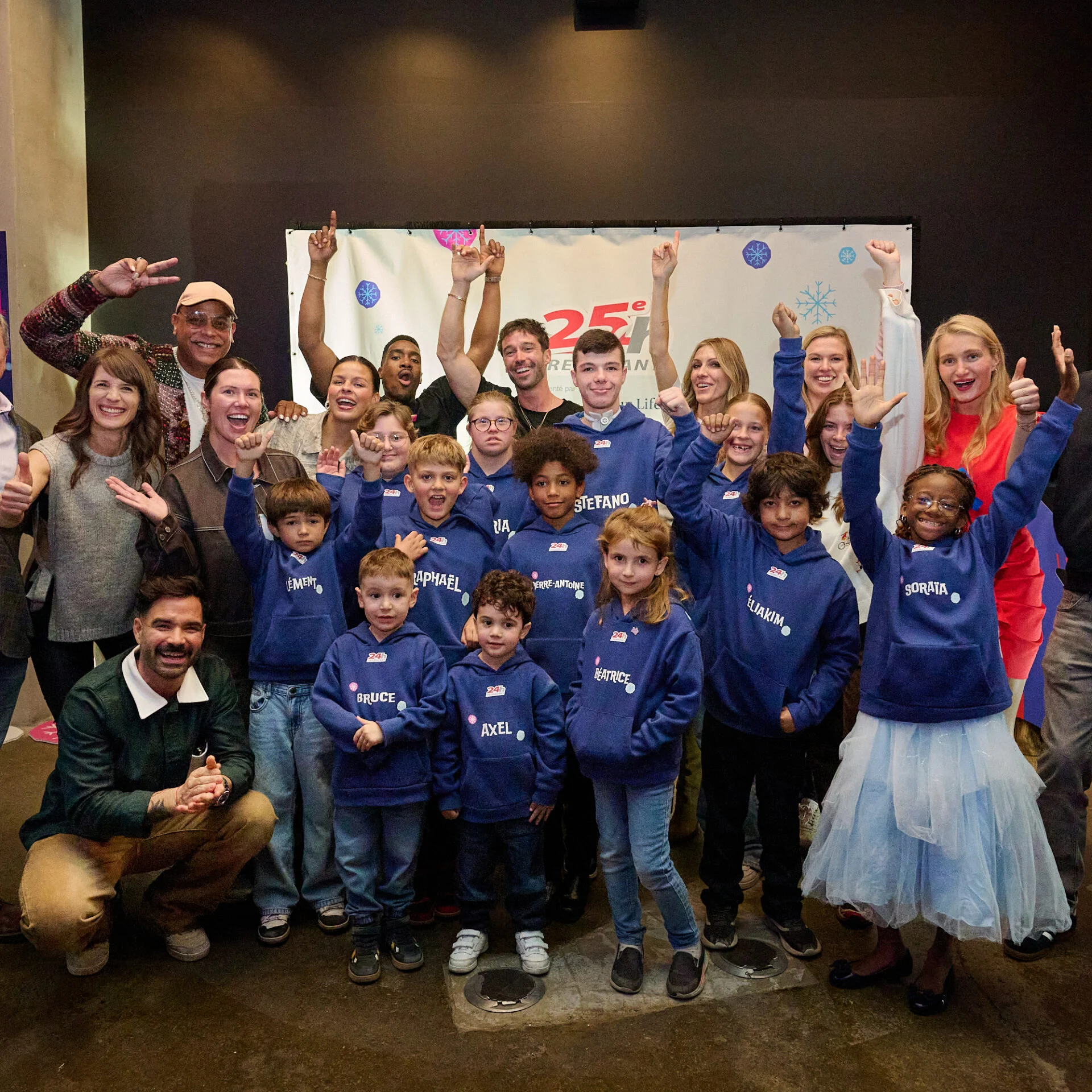 Plusieurs personnalités encadrent les 12 enfants parrainés du 25e anniversaire du 24h Tremblant. Photo Christian Martin 