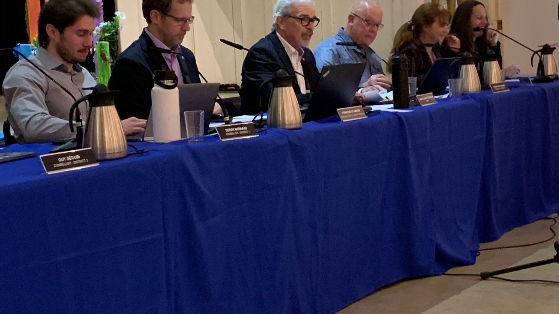 Le premier conseil de ville de Val-David avec Jean-Claude Rocheleau comme maire - Photo Médialo - Emmanuelle Mozayan-Verschaeve 