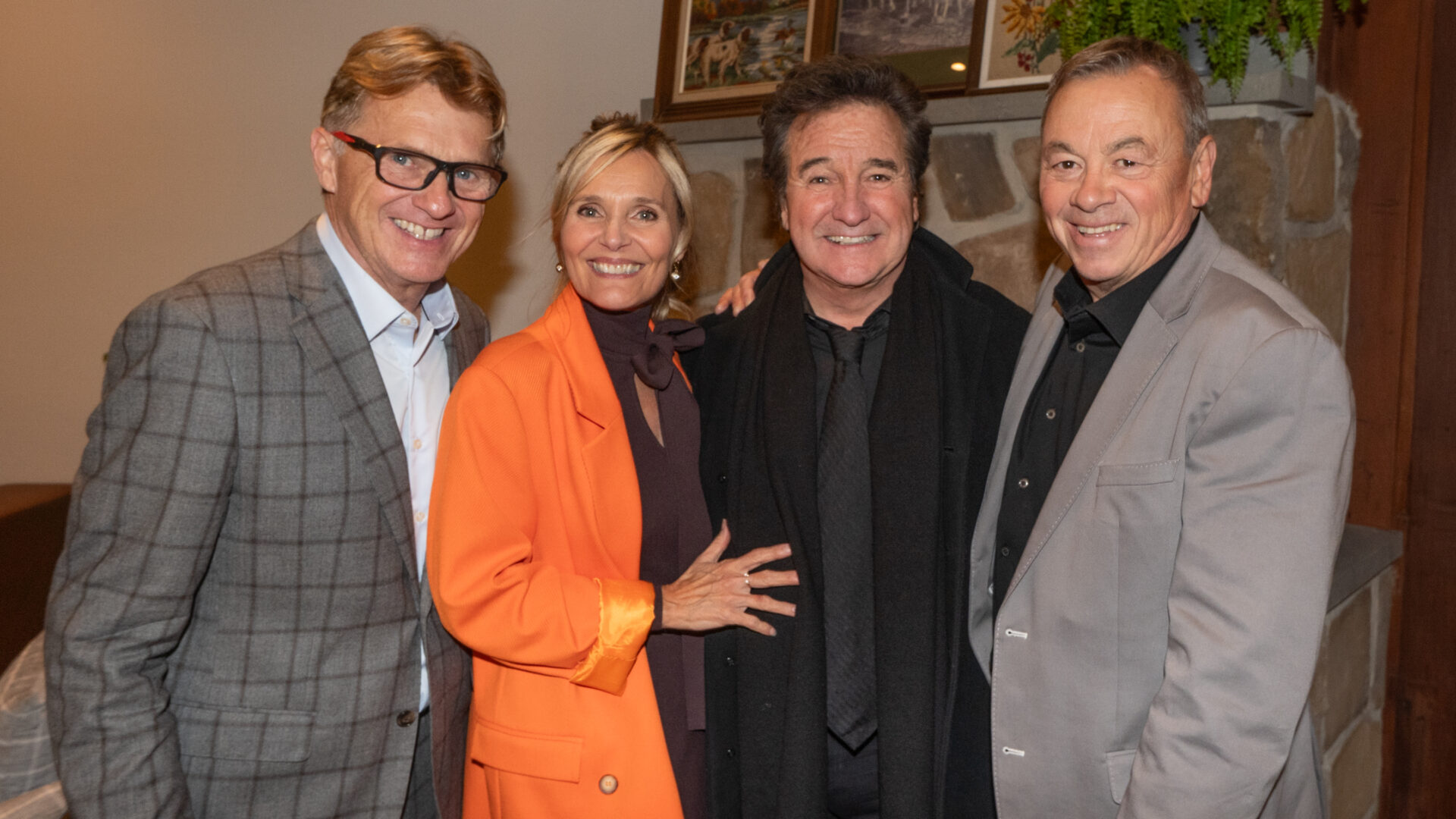 Le directeur général Daniel Desjardins et le président Michel Rochon entourent Les ambassadeurs du projet IRM Marie-Josée Taillefer et René Simard - Photo gracieuseté