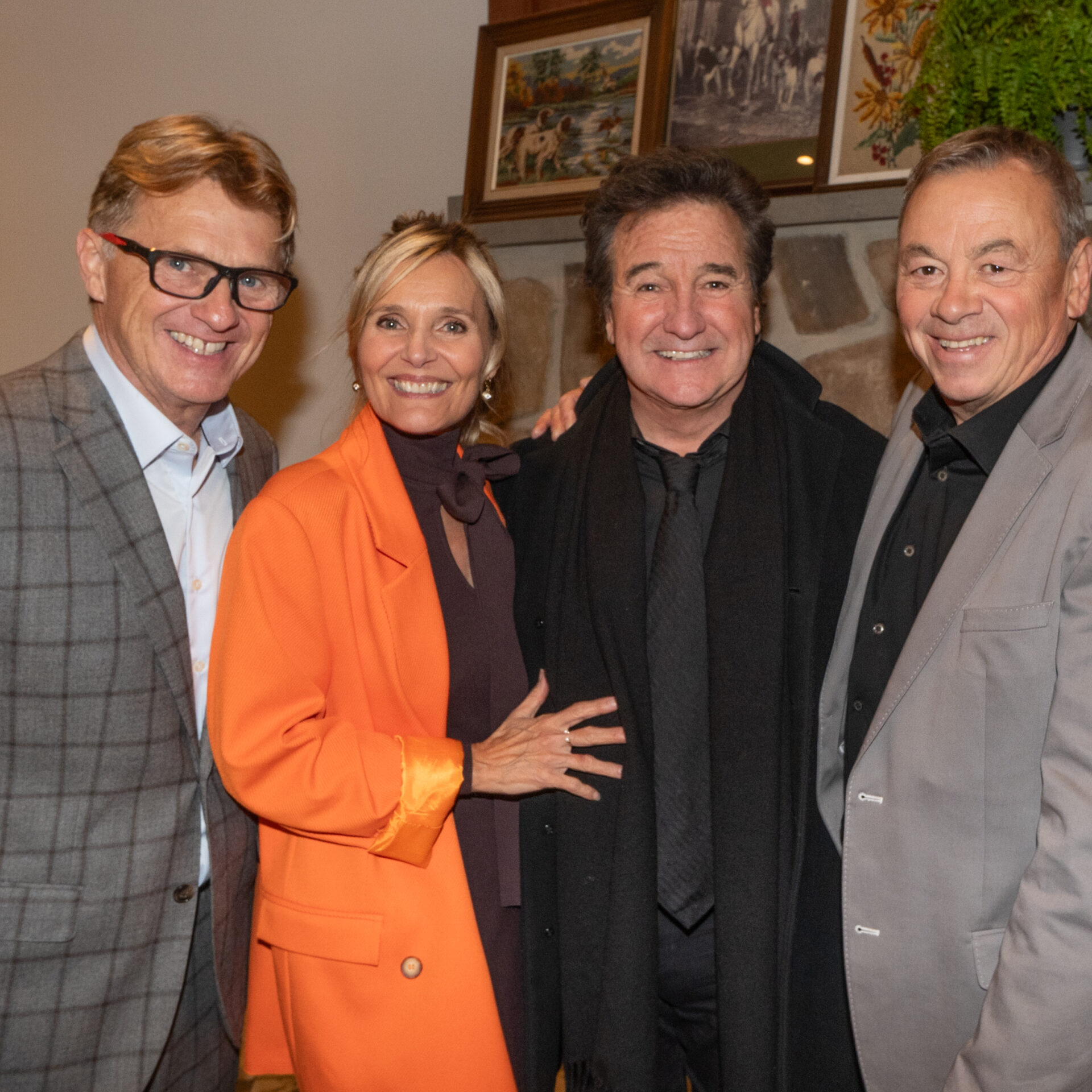 Le directeur général Daniel Desjardins et le président Michel Rochon entourent Les ambassadeurs du projet IRM Marie-Josée Taillefer et René Simard - Photo gracieuseté