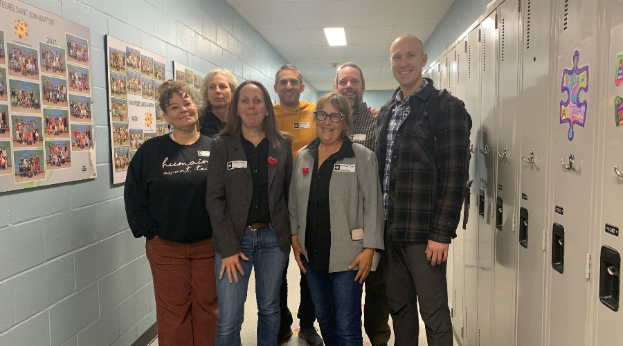 Dominique Forget avec son équipe, en attente des résultats. (Photo - Emmanuelle Verschaeve)