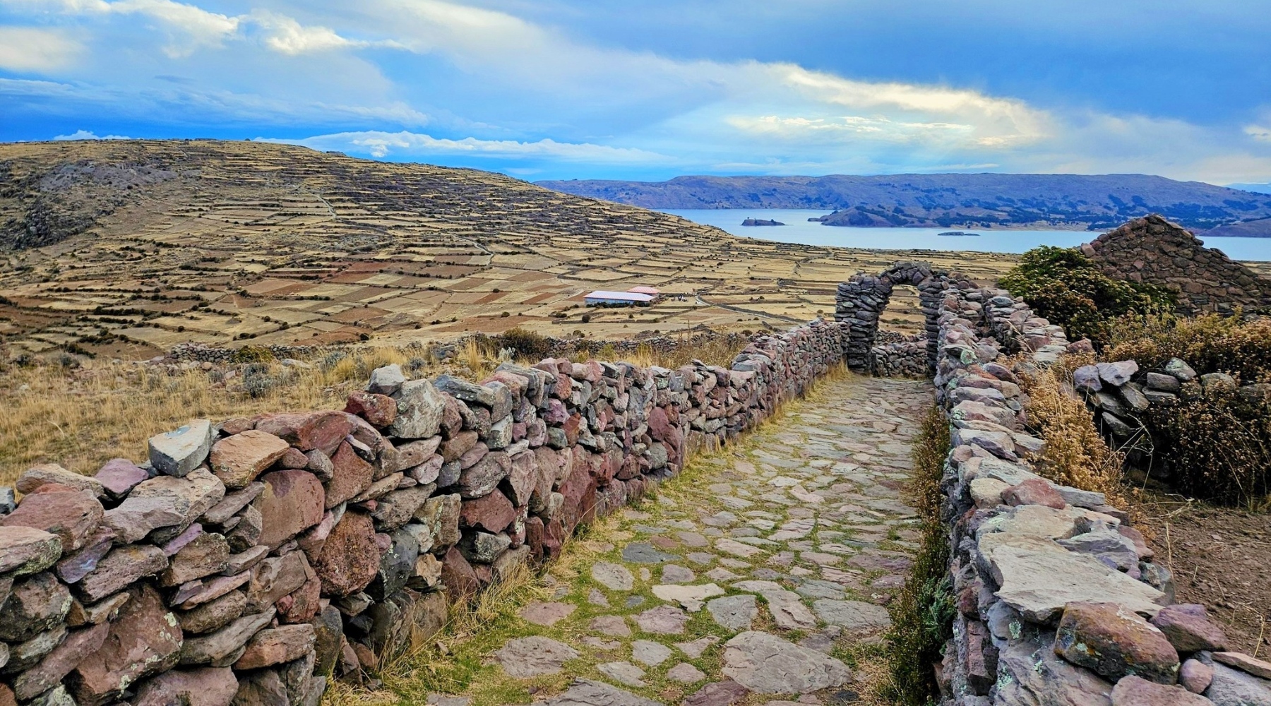 Vue d’une randonnée aux points culminants de l'île Amantani, à 4 100 m d’altitude. (Photo : Janick Raymond)