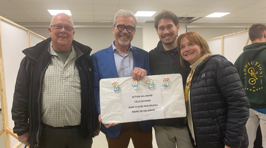 Jean-Claude Rocheleau entouré des conseillers de son équipe élus. 