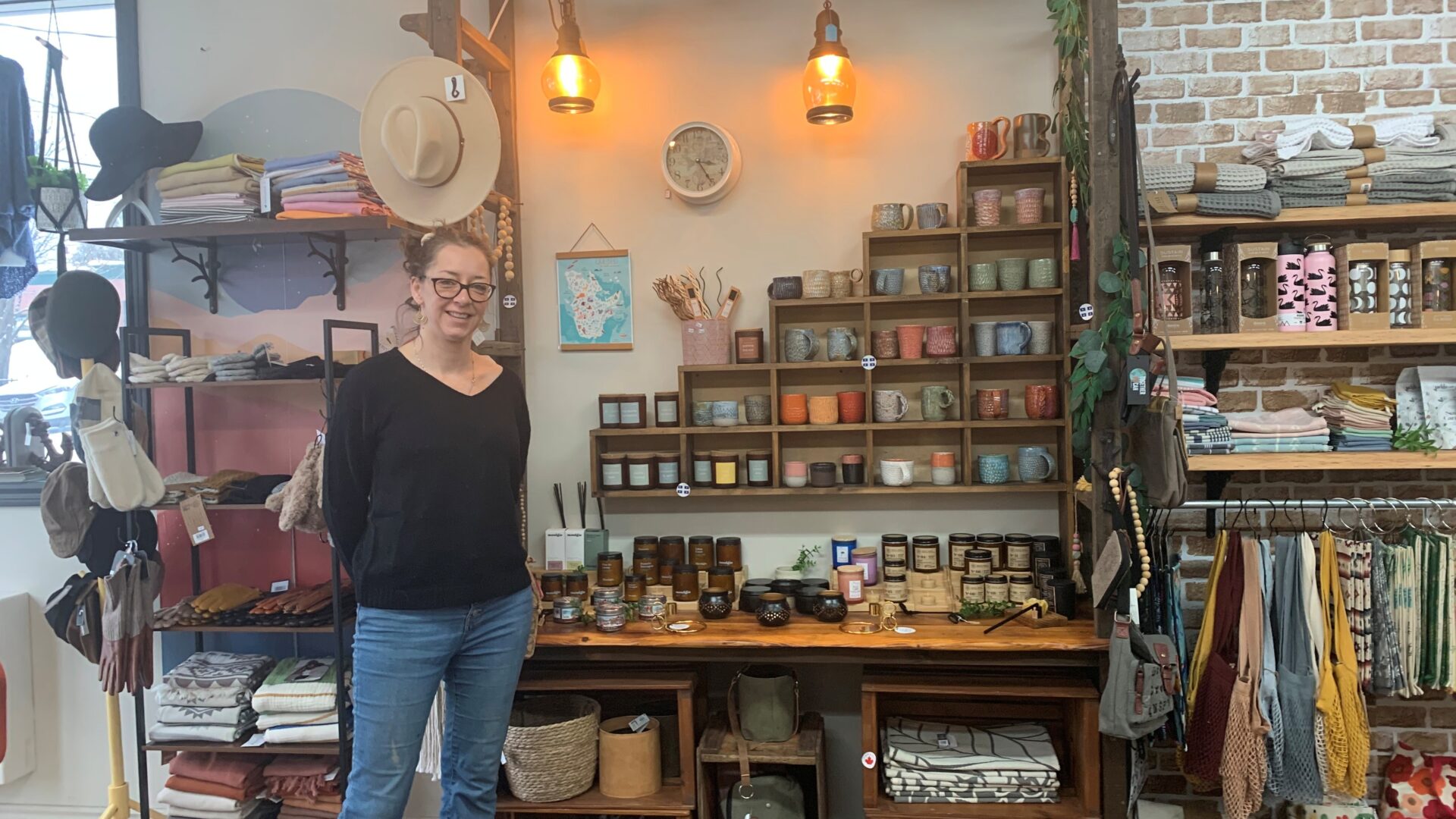 Kim Debkoski, propriétaire de la boutique Paon d’Art. Photo Médialo – Emmanuelle Mozayan-Verschaeve 