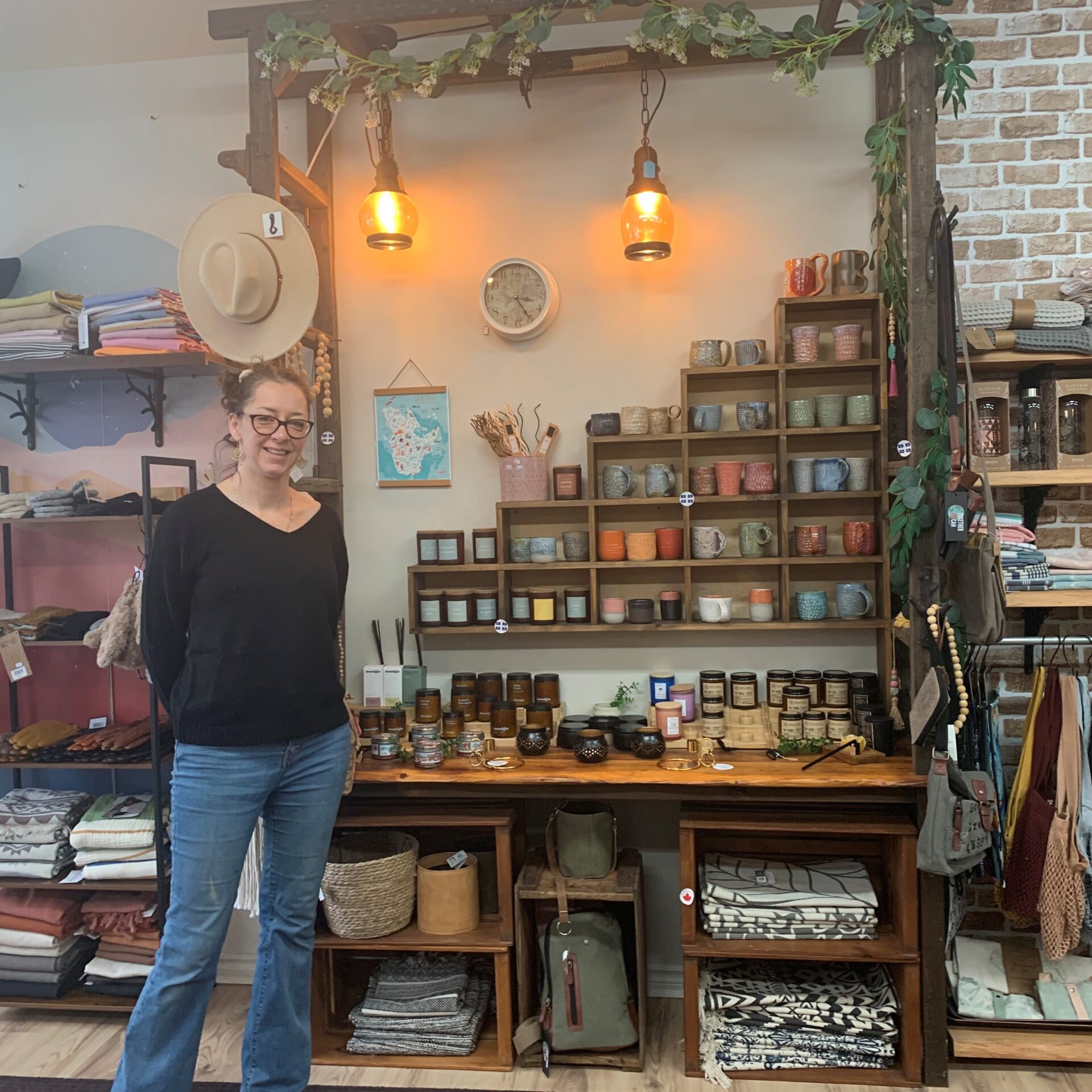 Kim Debkoski, propriétaire de la boutique Paon d’Art. Photo Médialo – Emmanuelle Mozayan-Verschaeve 