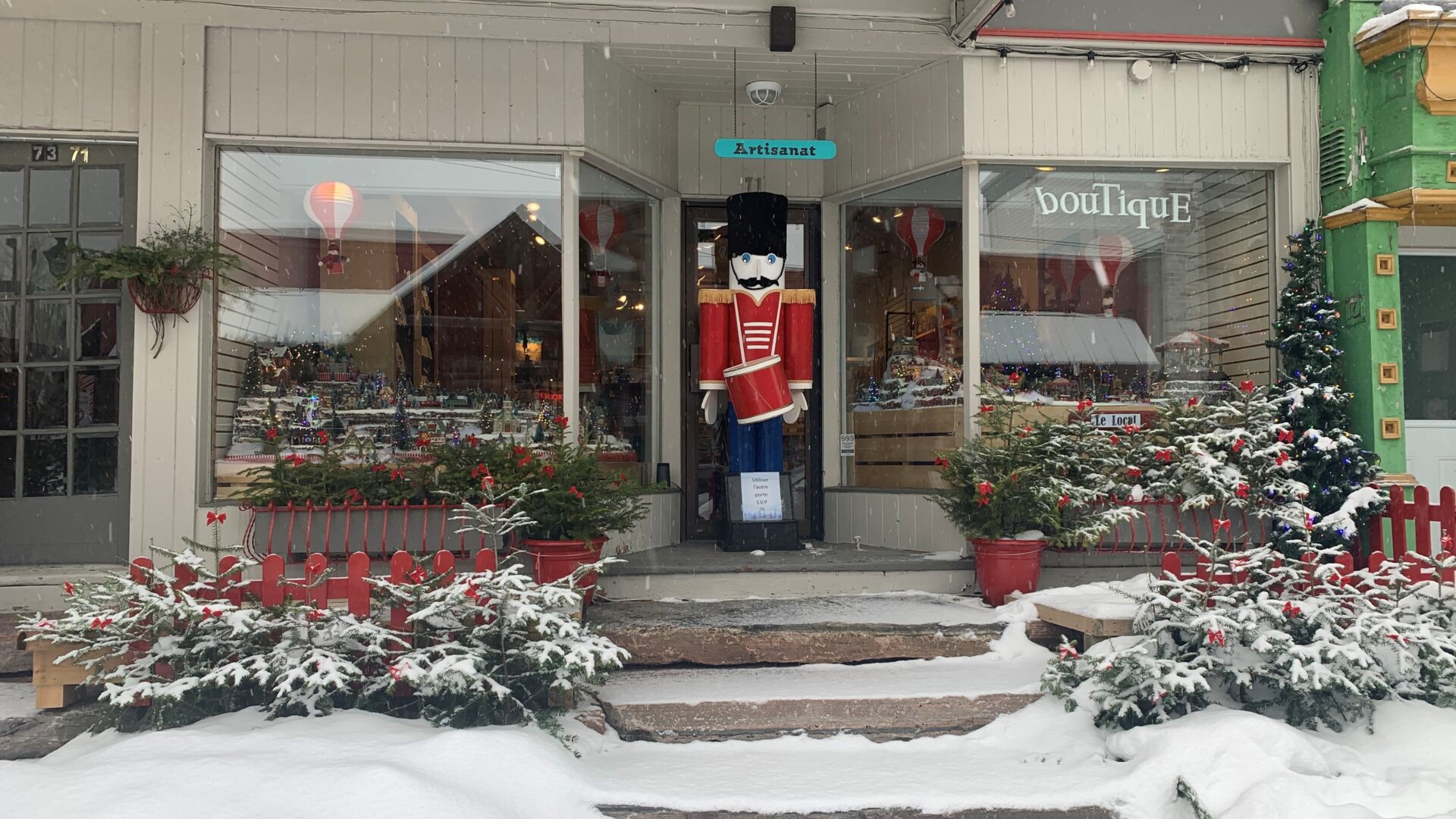 Les vitrines de la boutique Le Local sont réalisées par Raymond Massé. Photo Médialo – Emmanuelle Mozayan-Verschaeve 