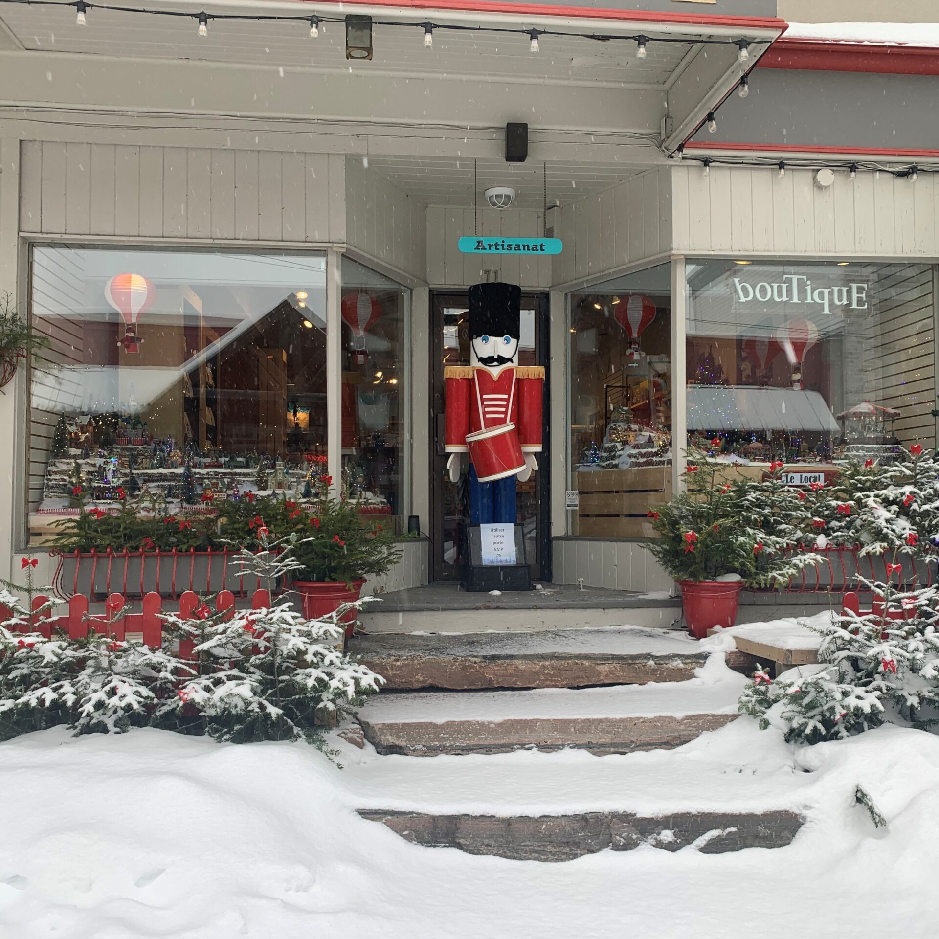 Les vitrines de la boutique Le Local sont réalisées par Raymond Massé. Photo Médialo – Emmanuelle Mozayan-Verschaeve 