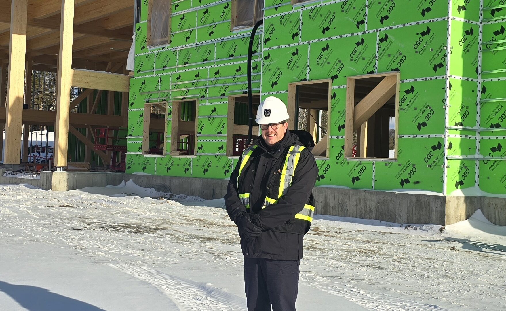 Éric Fulker, Directeur général et directeur sécurité incendie de la RIDM devant la future caserne. Photo gracieuseté