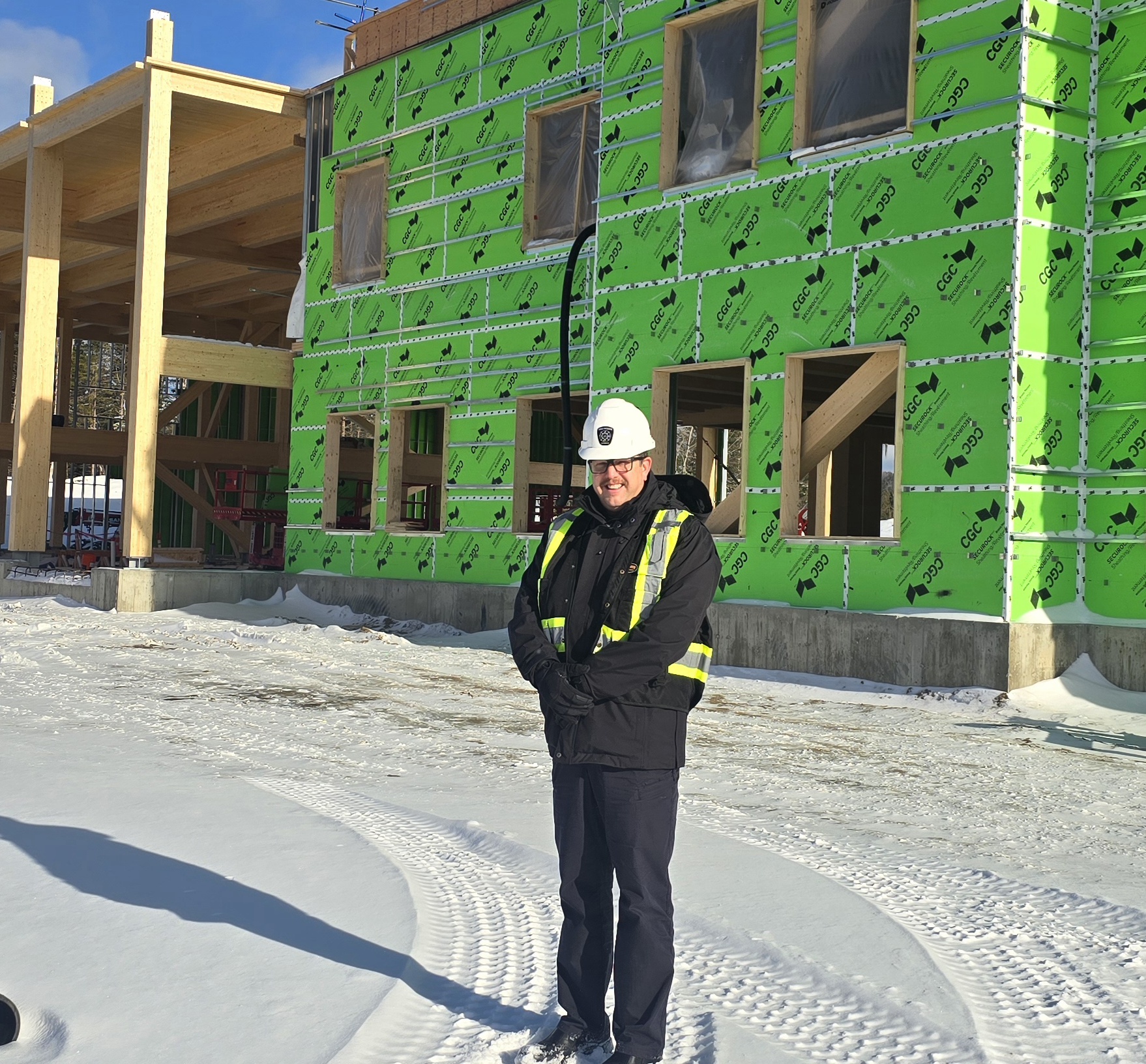 Éric Fulker, Directeur général et directeur sécurité incendie de la RIDM devant la future caserne. Photo gracieuseté