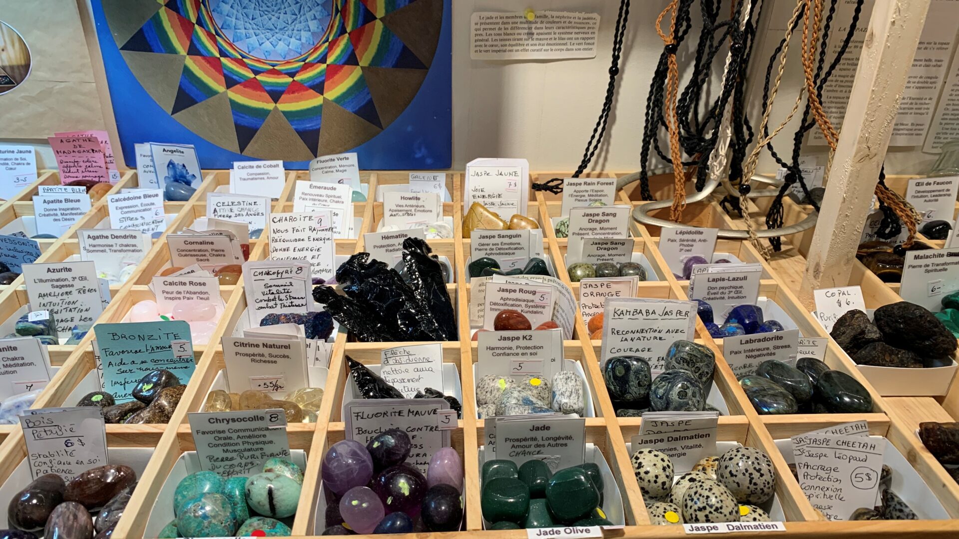 On trouve une large collection de pierres à la boutique Zen Zen. Photo Médialo- Emmanuelle M.-Verschaeve