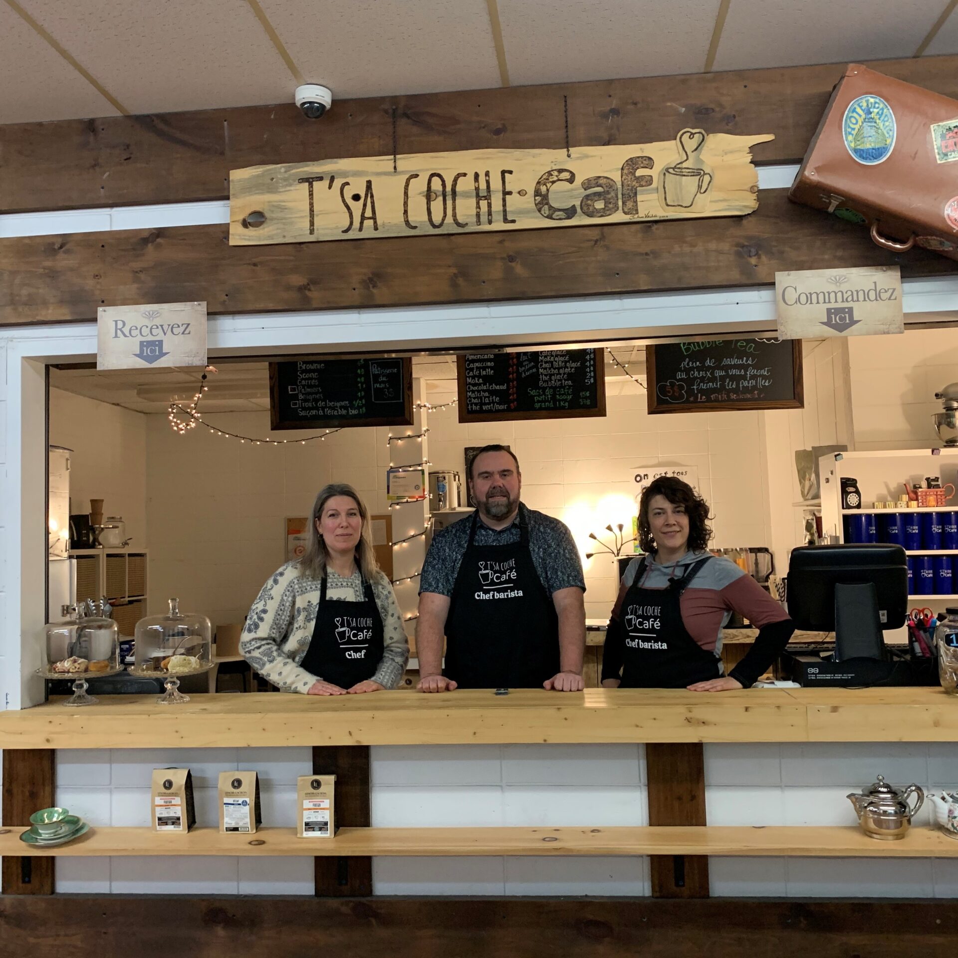 Ève Legris, enseignante, Benoit Langlois, directeur général et Julie Caouette, éducatrice spécialisée à la polyvalente des Monts. Photo Médialo – Emmanuelle Verschaeve 