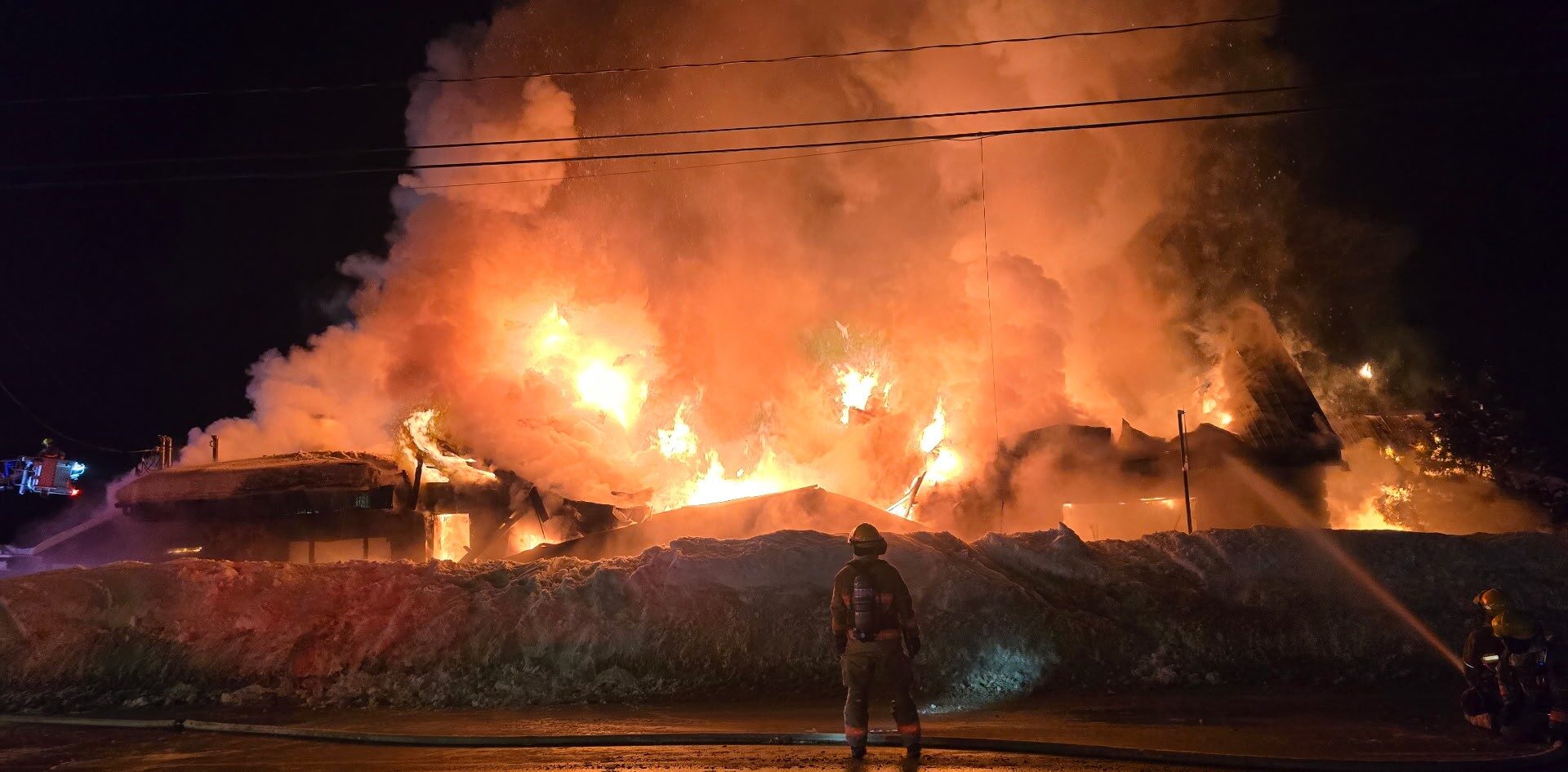 Embrasement total du restaurant Niko’s à Val-David. photo gracieuseté