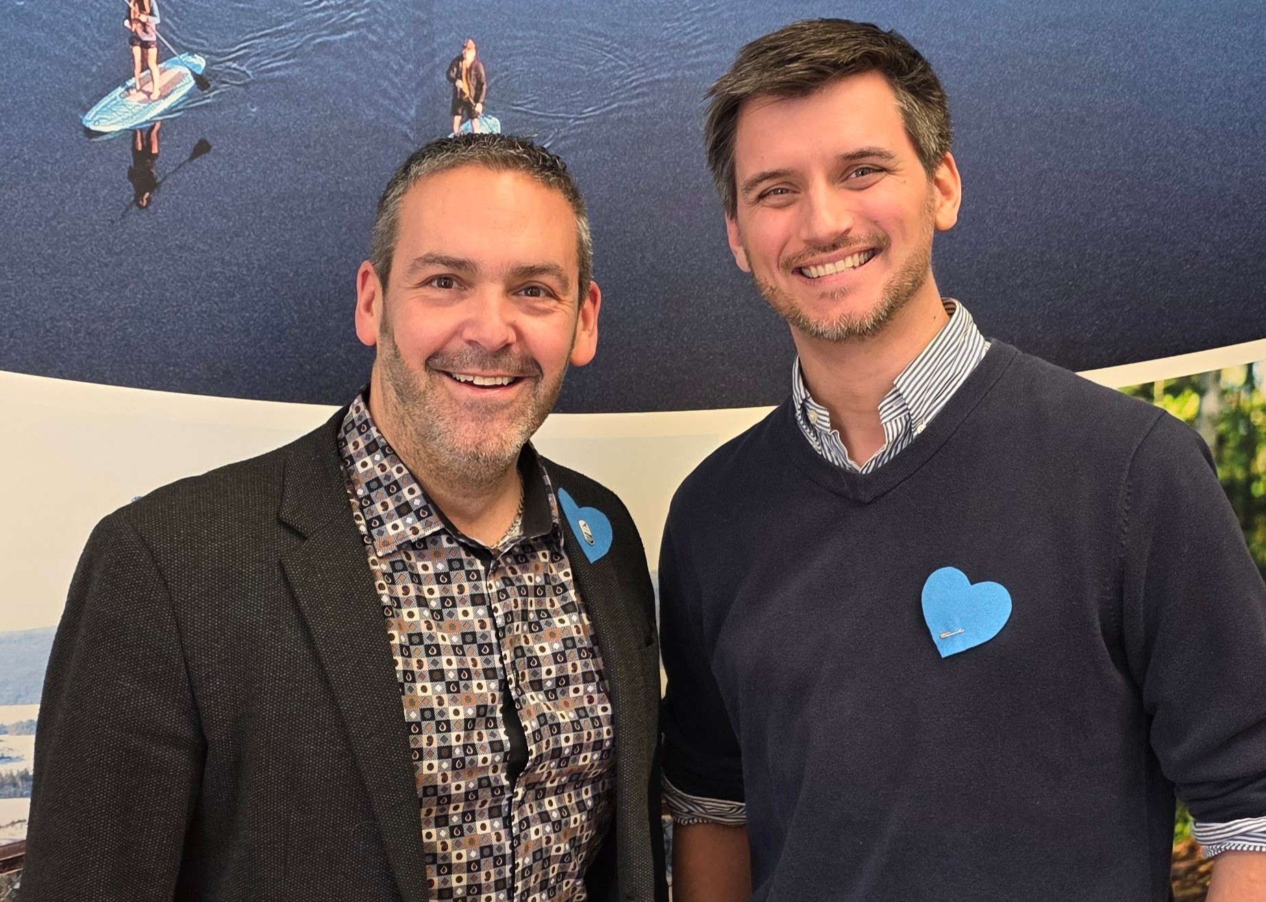Joé Deslauriers, maire de Saint-Donat et Mickael Tuilier, directeur général portant le cœur bleu.

Photo gracieuseté
