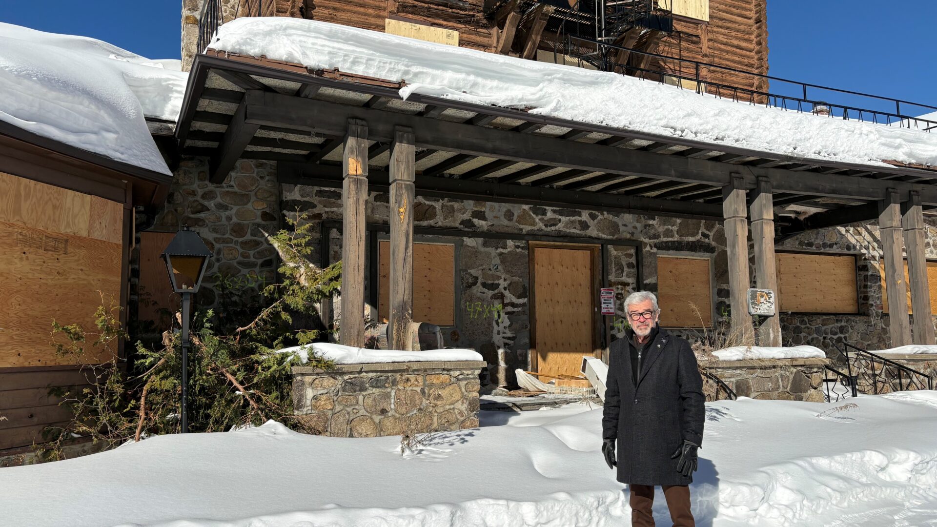 Jean-Claude Rocheleau, maire de Val-David devant le domaine de la Sapinière, désormais propriété de la Ville. Photo gracieuseté