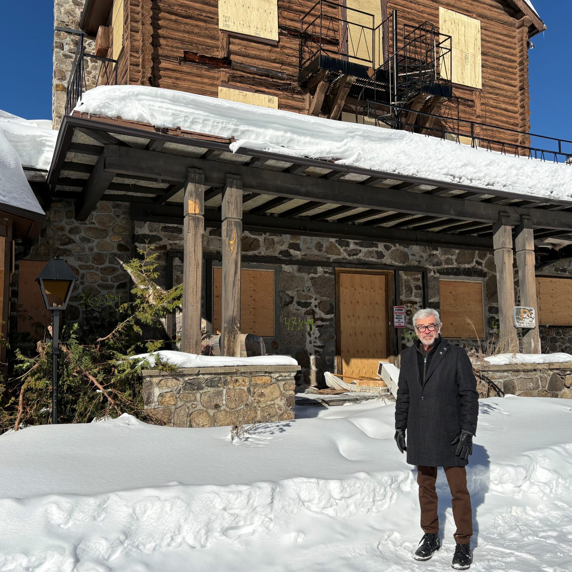 Jean-Claude Rocheleau, maire de Val-David devant le domaine de la Sapinière, désormais propriété de la Ville. Photo gracieuseté