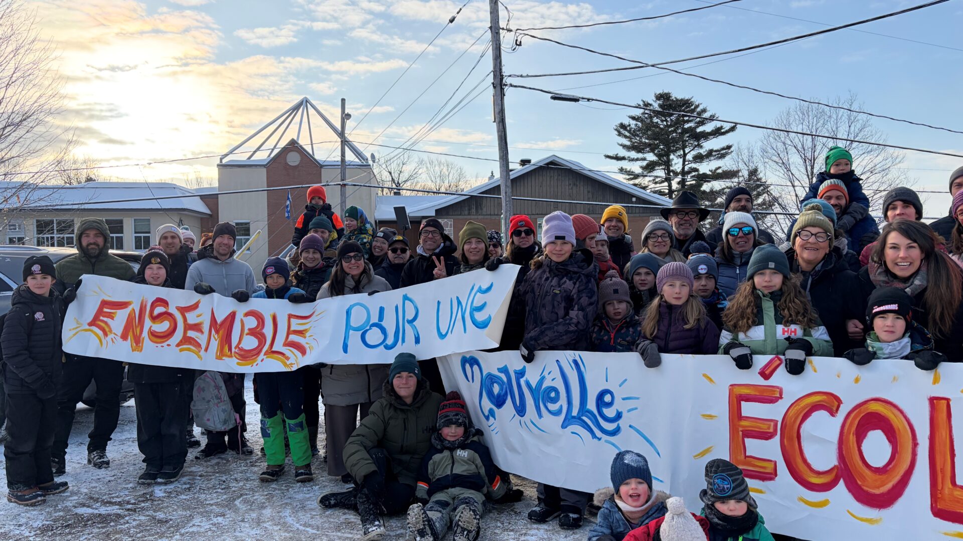 Des résidents se sont rassemblés ce matin pour rappeler au gouvernement les besoins d'une nouvelle école à Val-David. Quelques heures plus tôt, le Centre de services scolaire des Laurentides annonçait que le ministère de l’Éducation autorisait la réalisation de plusieurs projets dans la région, dont celui tant attendu de la construction de cette nouvelle école primaire. Détails et réactions à suivre. Photo gracieuseté