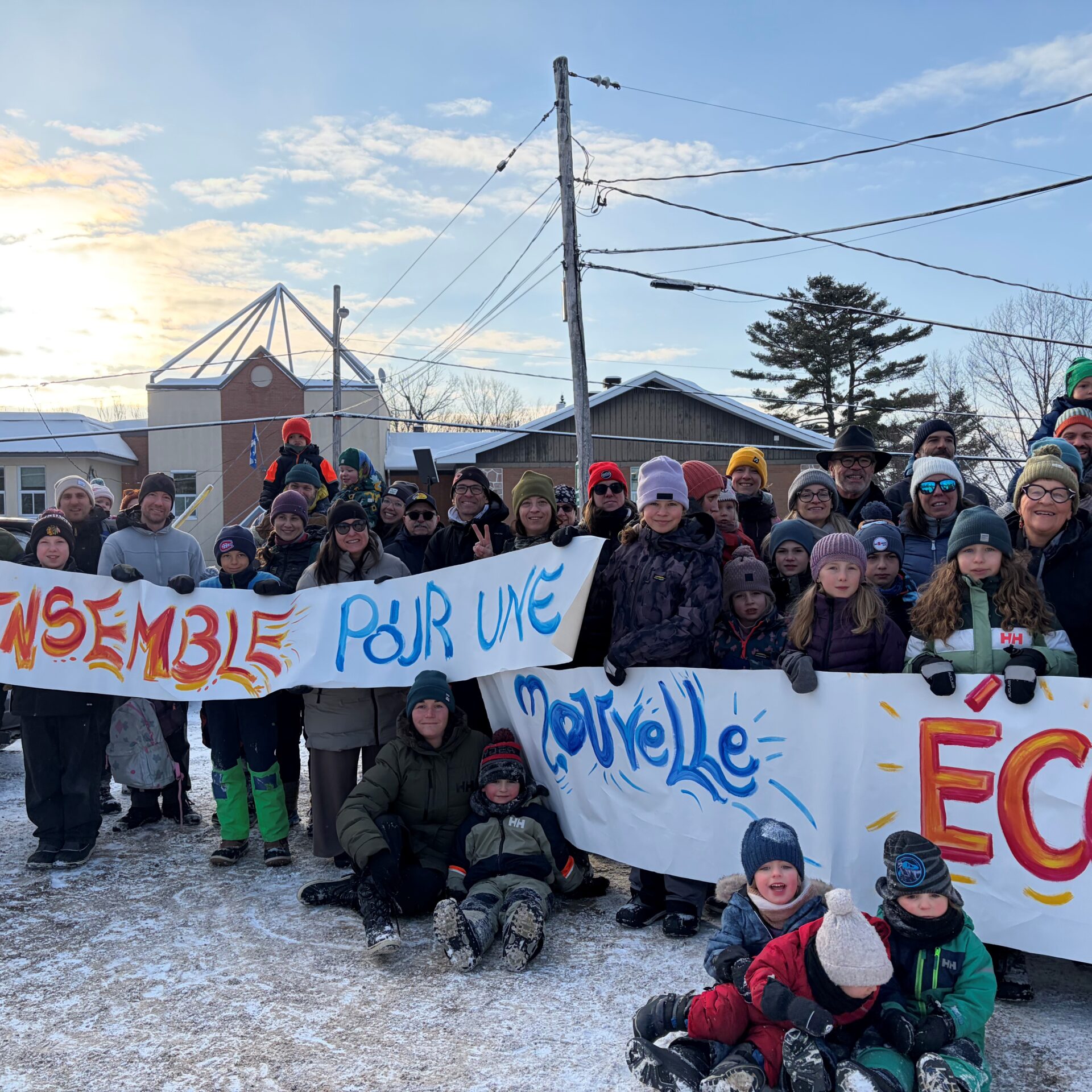 Des résidents se sont rassemblés ce matin pour rappeler au gouvernement les besoins d'une nouvelle école à Val-David. Quelques heures plus tôt, le Centre de services scolaire des Laurentides annonçait que le ministère de l’Éducation autorisait la réalisation de plusieurs projets dans la région, dont celui tant attendu de la construction de cette nouvelle école primaire. Détails et réactions à suivre. Photo gracieuseté