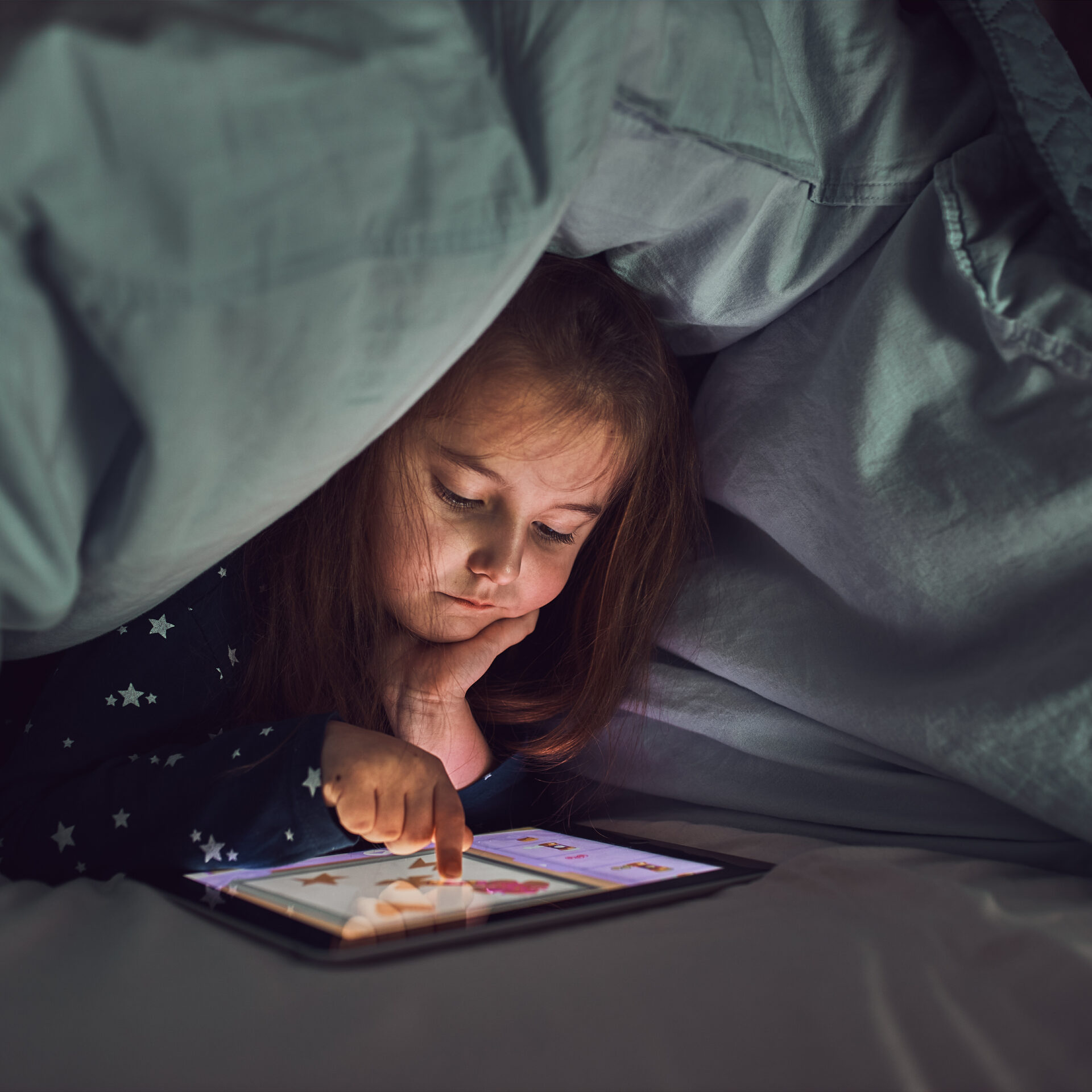 Le temps d'écran pour les enfants doit se limiter à 2 heures par jour. Photo Adobe Stock