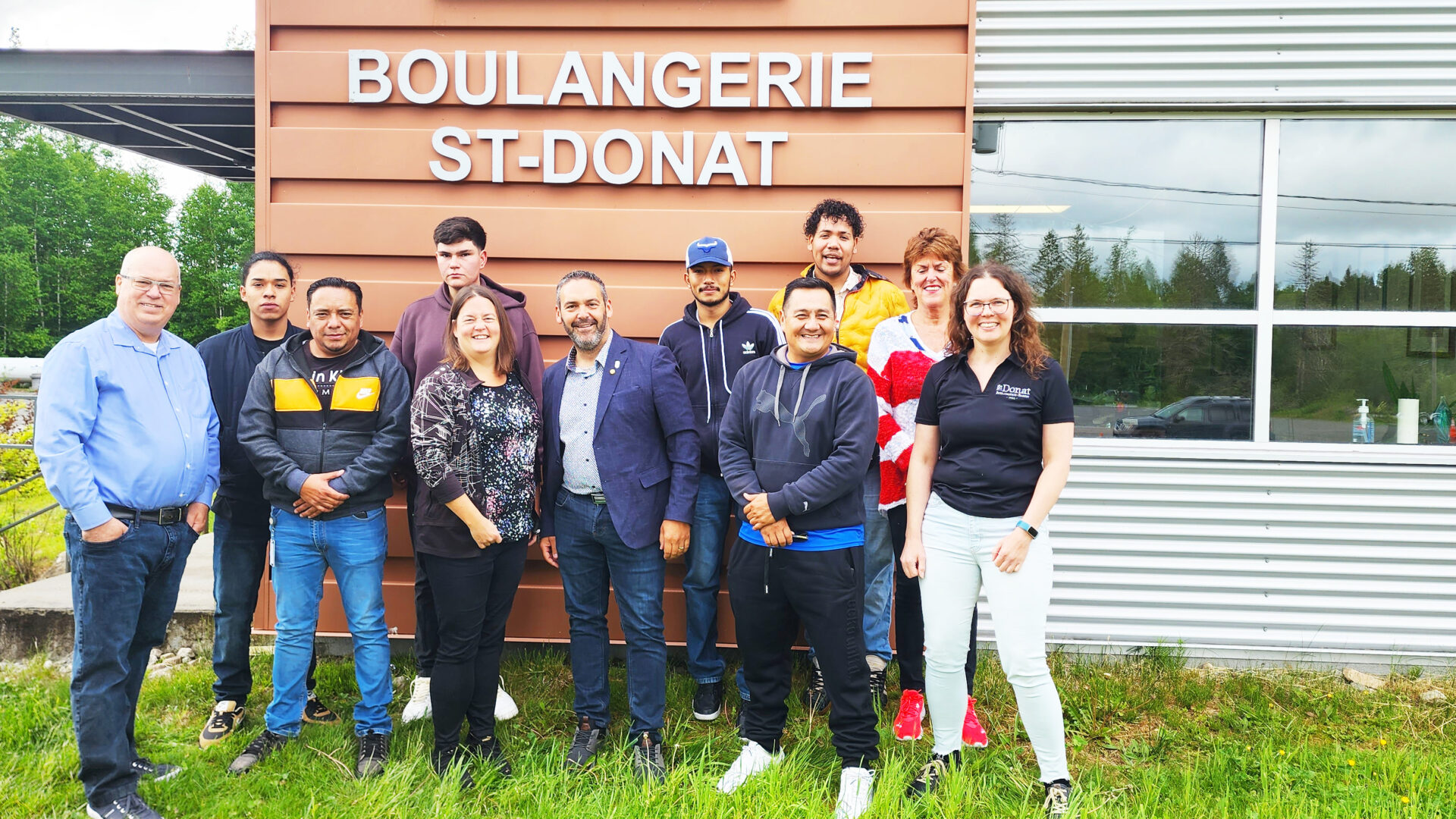 Marie-Ève St-Amour, propriétaire de Boulangerie St-Donat, en compagnie de ses employés et du maire de Saint-Donat, Joé Deslauriers. Photo gracieuseté 
