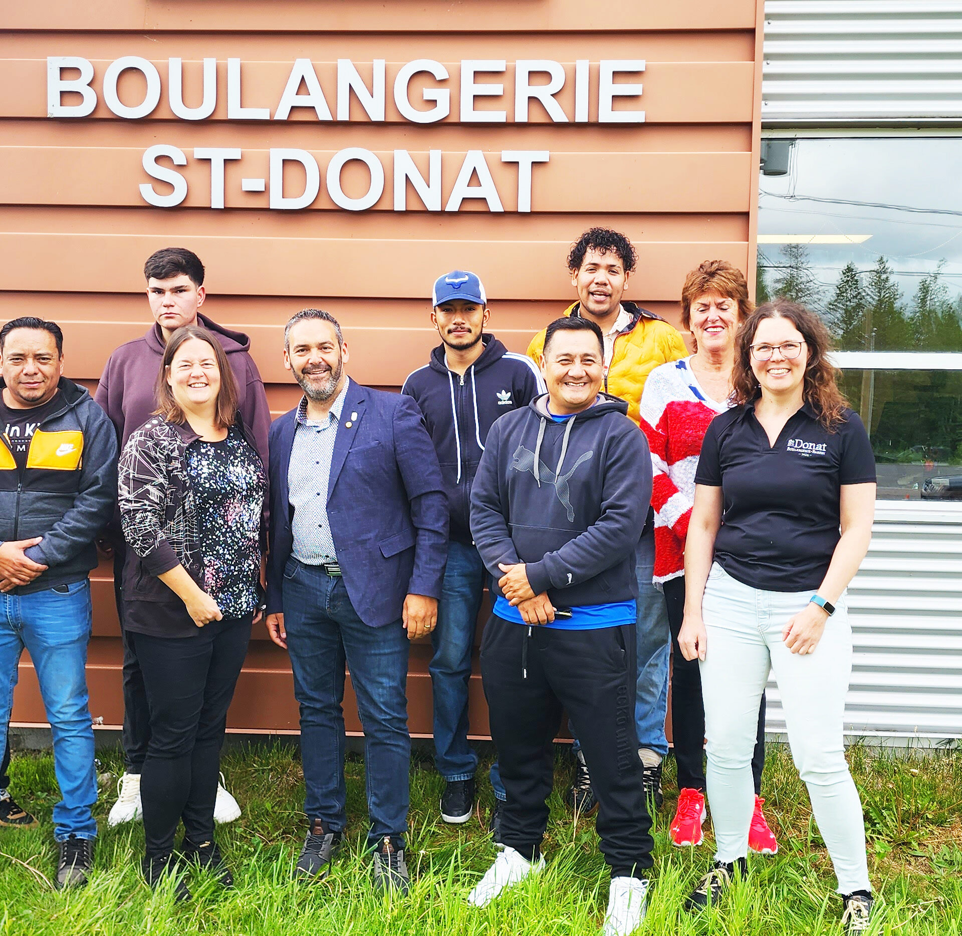 Marie-Ève St-Amour, propriétaire de Boulangerie St-Donat, en compagnie de ses employés et du maire de Saint-Donat, Joé Deslauriers. Photo gracieuseté 