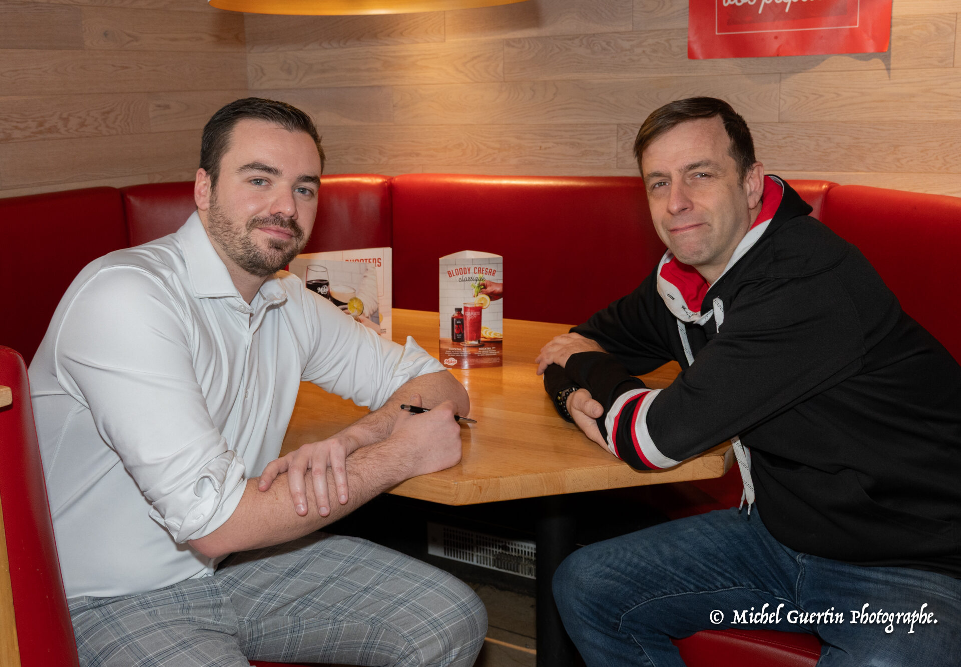 Alexandre Girard-Duchaine, directeur général de la Chambre de commerce du cœur des Laurentides et David Constantineau, propriétaire du restaurant Mikes de Sainte-Agathe et Saint-Sauveur.
(Photo Michel Guertin)
