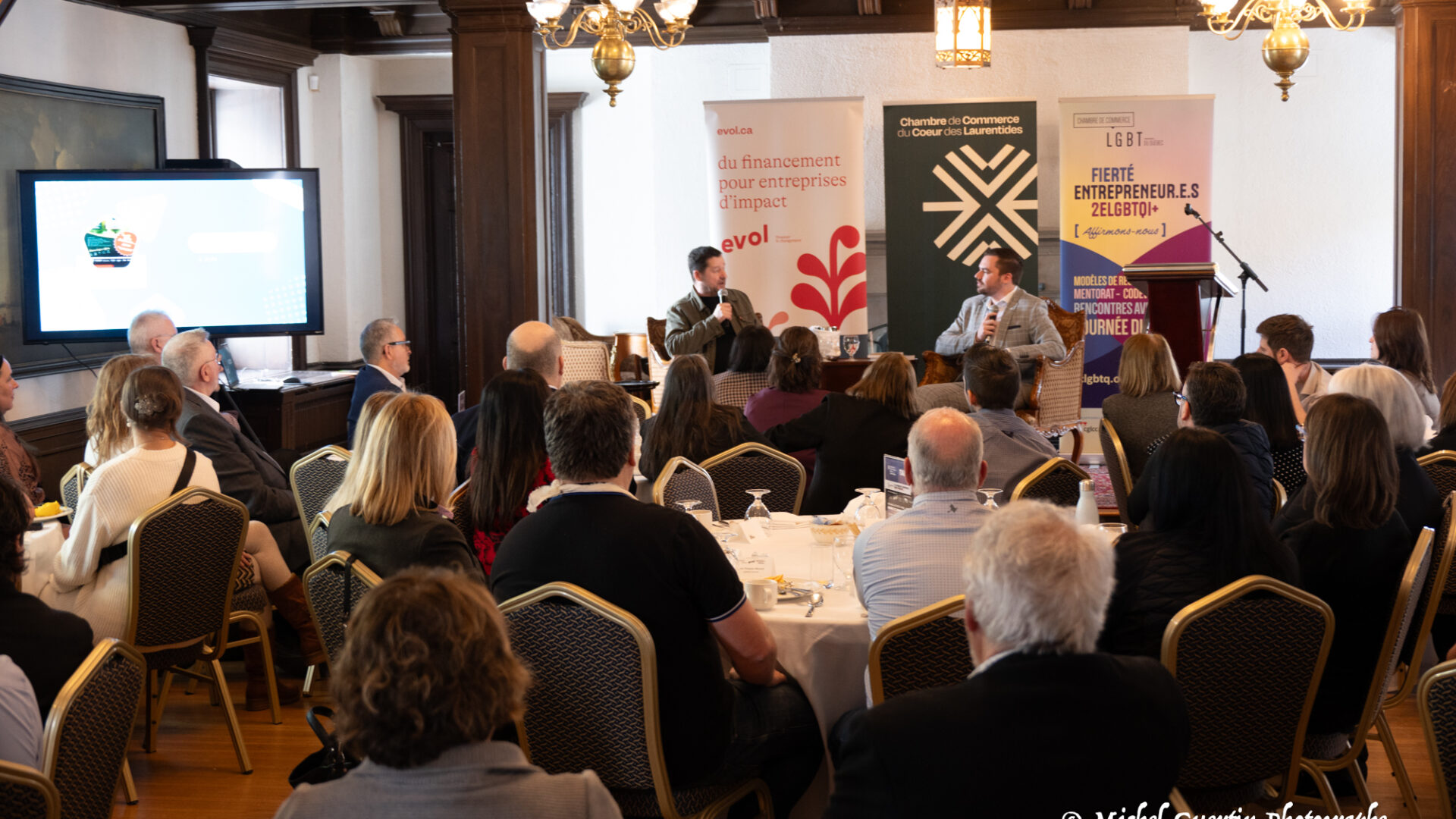 Danny Turcotte lors de la conférence soutenant le programme fierté des entrepreneur.e.s 2ELGBTQI+ du Québec à Sainte-Agathe. Photo Michel Guertin 