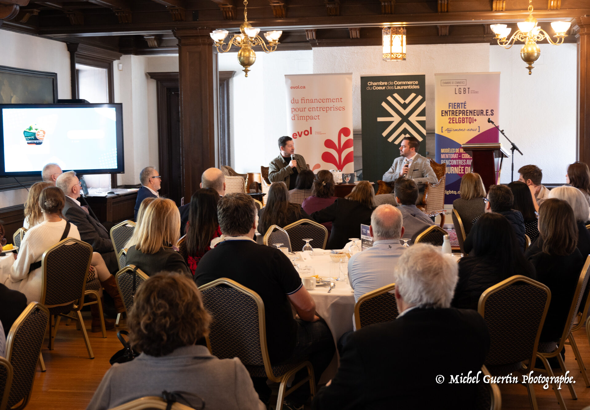 Danny Turcotte lors de la conférence soutenant le programme fierté des entrepreneur.e.s 2ELGBTQI+ du Québec à Sainte-Agathe. Photo Michel Guertin 