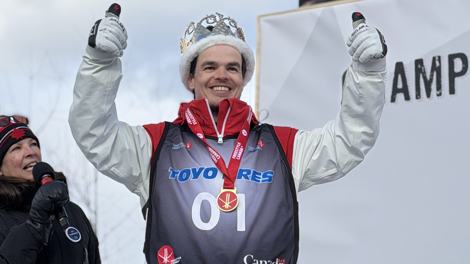 Mikaël Kingsbury a reçu de la part de ses parents une couronne où des mots de remerciement y sont inscrits. Photo Médialo - Alex Proteau