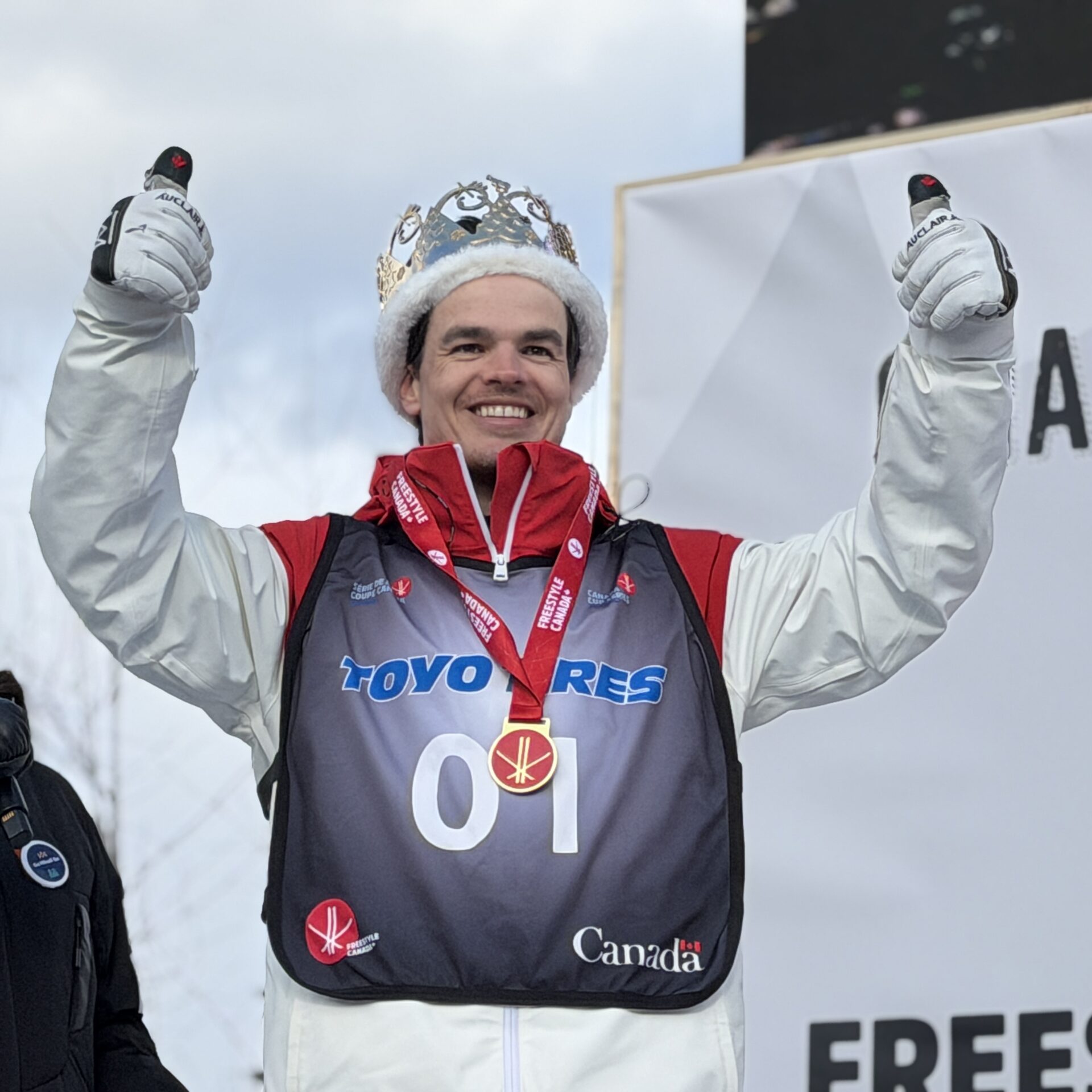 Mikaël Kingsbury a reçu de la part de ses parents une couronne où des mots de remerciement y sont inscrits. Photo Médialo - Alex Proteau