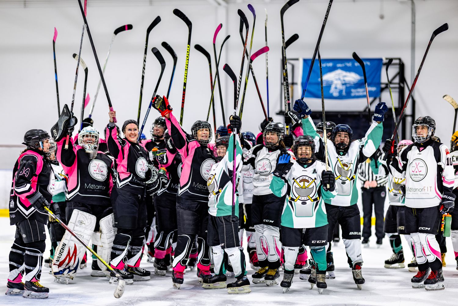  Les Palettes roses ont reçu des joueuses du Nunavik. Photo Charles Guernon 
