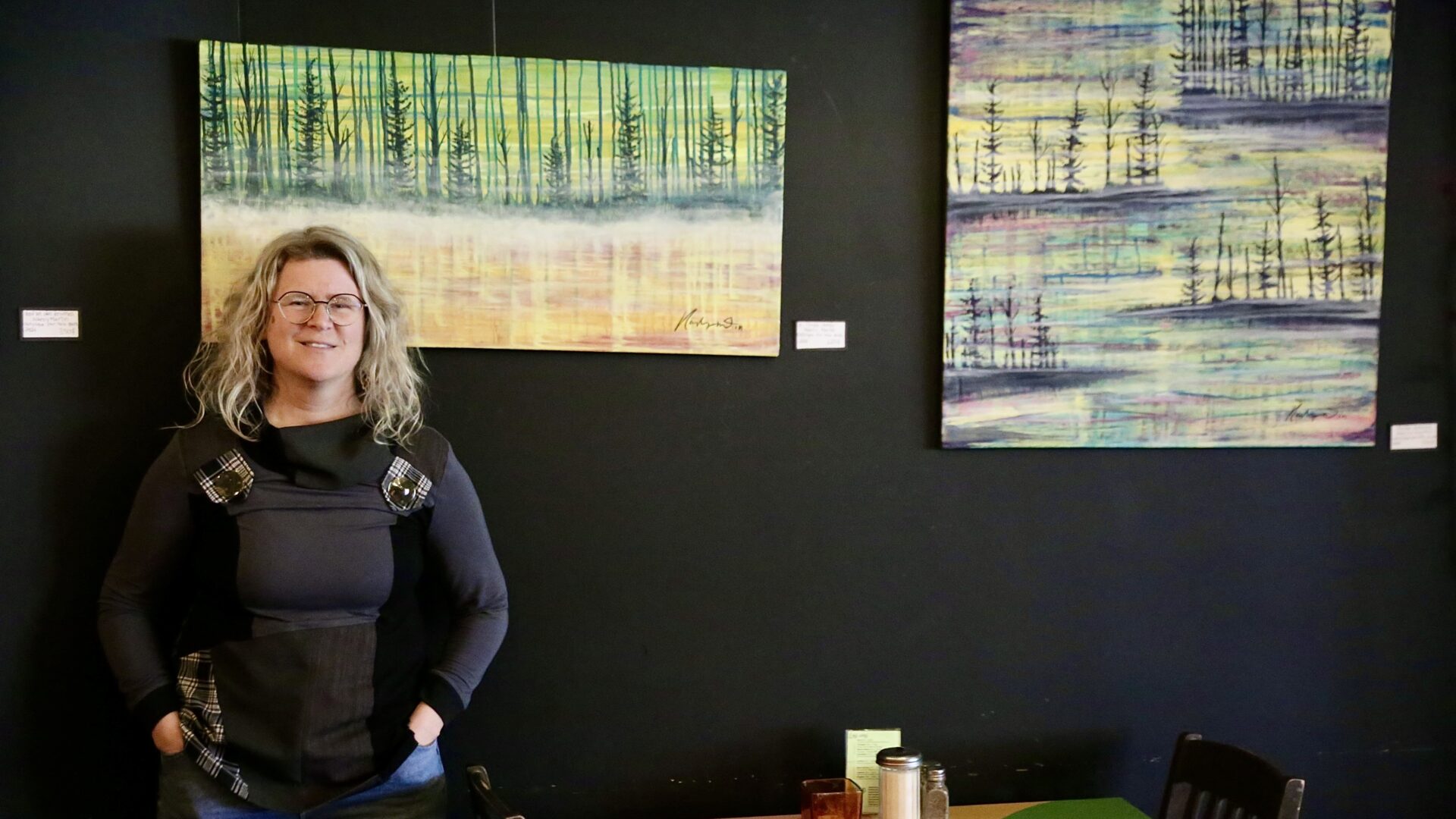 Nancy Martin devant l’une de ses toiles au Mouton Noir. Photo Médialo - Louis-Philippe Forest-Gaudet