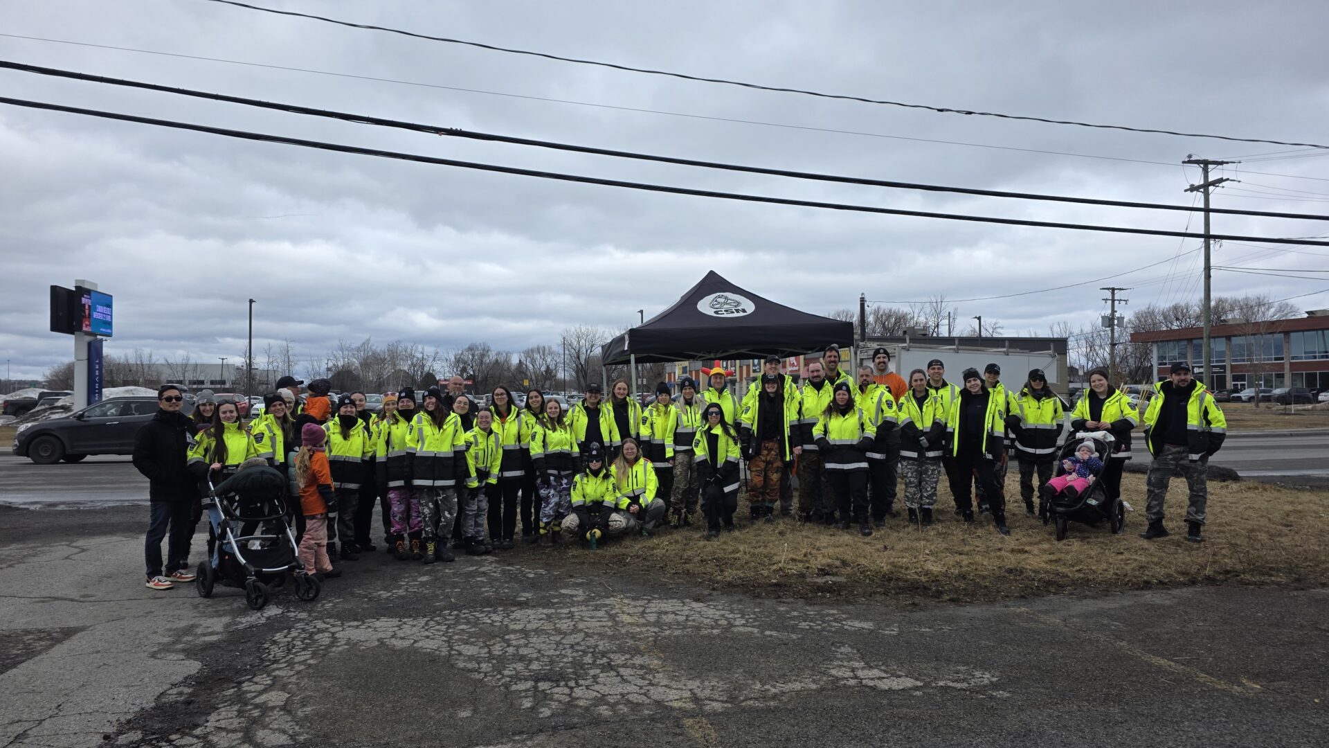 Les paramédics ont tenu un rassemblement à Mirabel, le 1er avril, dans le secteur Saint-Janvier.  ( Photo gracieuseté SPLL–CSN)