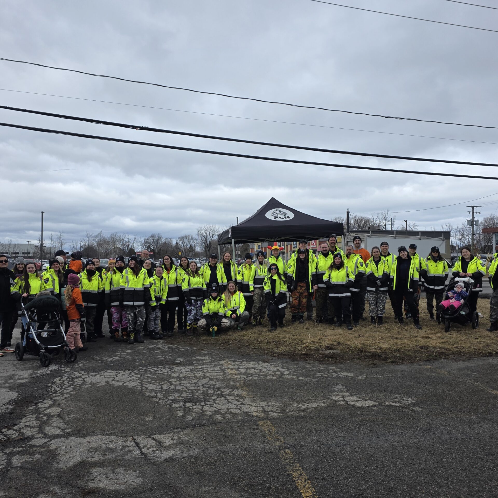 Les paramédics ont tenu un rassemblement à Mirabel, le 1er avril, dans le secteur Saint-Janvier.  ( Photo gracieuseté SPLL–CSN)