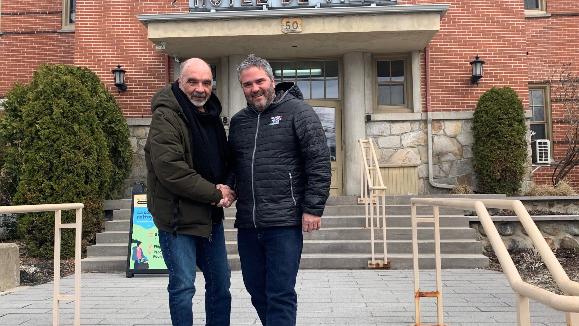 Réjean Gaudreau, citoyen de Sainte-Agathe et Frédéric Broué, maire de la Ville. Photo Emmanuelle M.-Verschaeve